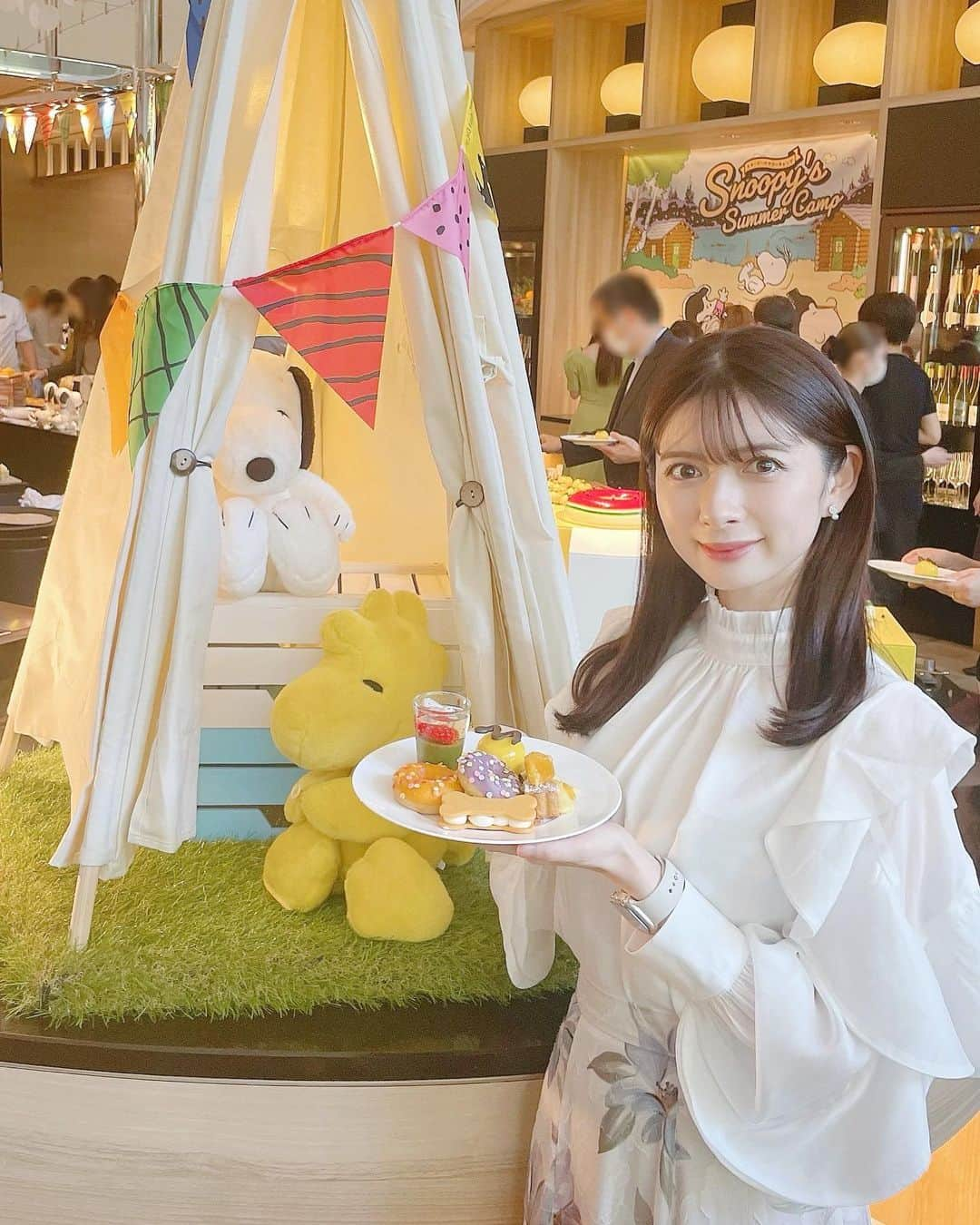 綾瀬麗奈のインスタグラム：「. 今日から開催！ ヒルトン名古屋( @hiltonnagoya )×PEANUTS 夏のスイーツビュッフェ 「Snoopy′s Summer Camp」🏕️☀️  スヌーピーと仲間たちのひと夏 をコンセプトにしたビュッフェ♡ 楽しくキャンプをしている中で 仲間に入った気分でビュッフェを楽しめます☺️🍰  スイーツは17種類！ セイボリーは5種類！ 約50cm！インパクト抜群の 「スヌーピーのお昼寝」や 「タヒチカレー&ライス」など 甘→味変→甘→味変→甘・・・ の無限ループでとまりません👶🏻🌸  個人的にはサラダの白いドレッシングがお気に入りで… ケーキとケーキの合間は決まってサラダを🤣☁️ あと、マシュマロ×チョコのスモアもお気に入りです！  ビュッフェ開催時間以外は アフタヌーンティーで楽しめます🙂🫧  フォトスポットもあるので、ぜひ記念に♡  <会場> オールデイダイニング「インプレイス3-3」 <期間> 5/25(木)〜8/23(水) お盆8/10(木)〜8/20(日)は毎日開催 <時間> 木〜日･祝 15:00〜17:00 <料金>税･サービス料込み 木･金 大人4,900円/子供3,000円 土･日・祝 大人5,300円/子供3,500円  .  #PR #スヌーピースイーツビュッフェ　#ヒルトン名古屋　#ヒルトンスイーツ　#snoopy #peanuts #名古屋グルメ　#愛知グルメ　#伏見グルメ　#名古屋スイーツ　#愛知スイーツ　#名古屋デザート　#愛知デザート　#名古屋ビュッフェ　#スイーツビュッフェ　#ホテルビュッフェ　#ホテルグルメ　#名古屋アフタヌーンティー」