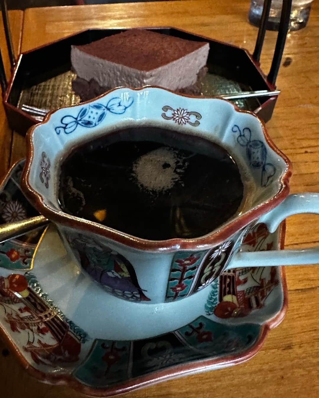 ハチミツ二郎さんのインスタグラム写真 - (ハチミツ二郎Instagram)「行きつけの喫茶店。今日は仕事で数時間。チョコレートケーキが凄く綺麗で凄く菱形なんです 先生。 とても雰囲気の良い喫茶店。亀戸 珈琲道場 侍。  #coffee #コーヒー #cake #亀戸」5月25日 20時29分 - jirohachimitsu