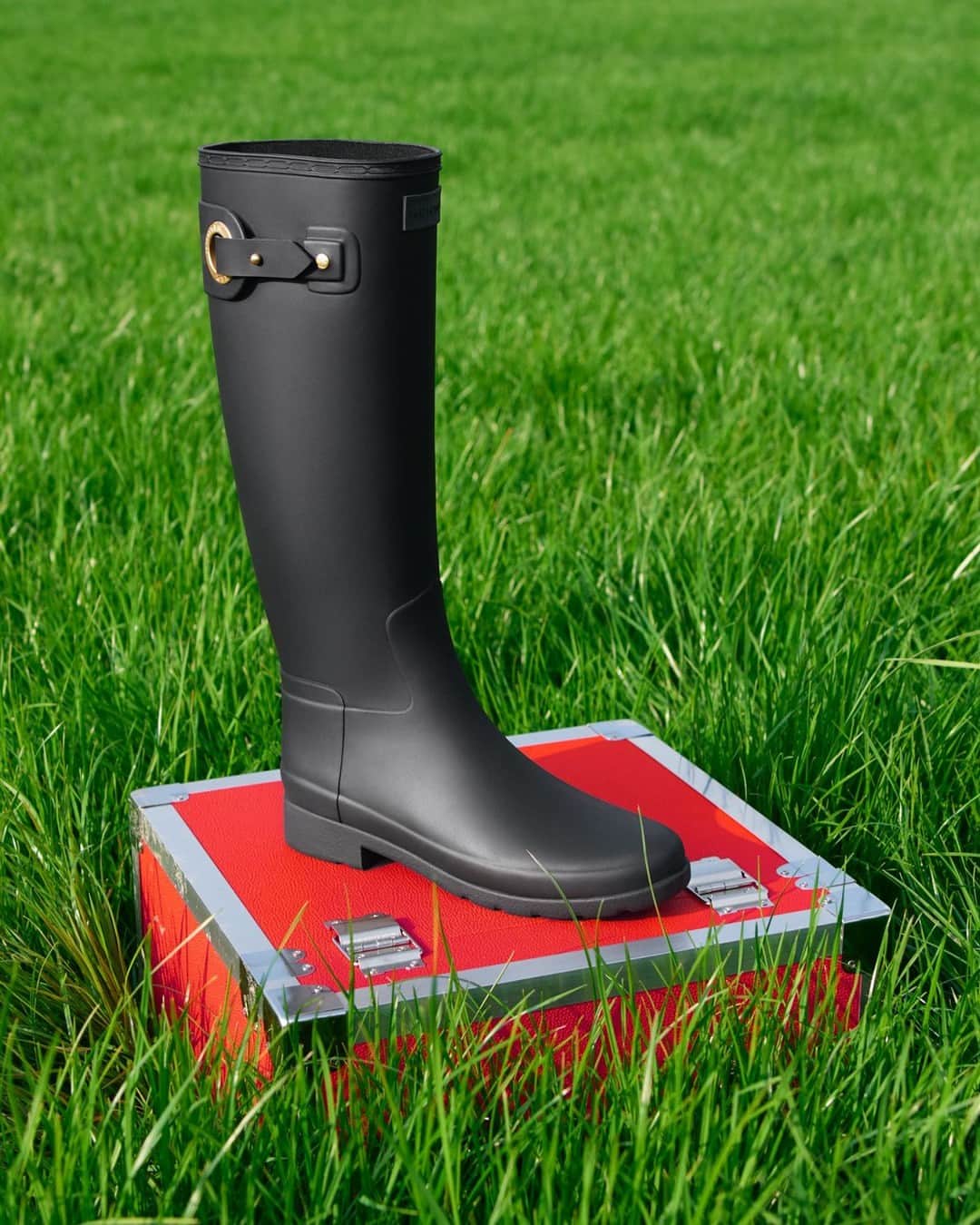 ハンターブーツのインスタグラム：「Refined protection for festival fields and beyond. Discover our Refined Wellington Boots, featuring a streamlined silhouette and elevated details. ⁣ ⁣ Tap to shop our sophisticated, 100% waterproof boot.⁣ ⁣ Photographer: @DougalMacArthur⁣ ⁣ #HunterFestivals」