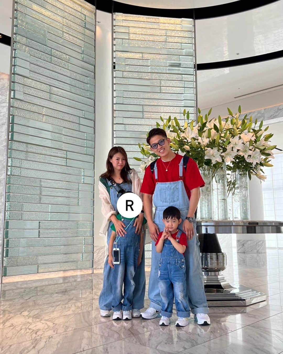 のインスタグラム：「. 先日の出来事✨ スポンサーさんや普段お世話になってるfamilyと一緒に旅行へ🤩 最高なホテルに食事、そして次の日はみんなでUSJへ行ってきました✌️ 親分マリオが子分マリオを引き連れて歩いてるみたいで激かわでした🤣笑 誘ってくださりありがとうございました🥹🙏」