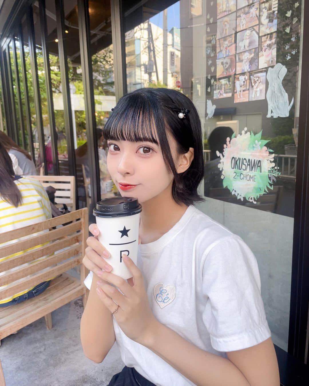 山田寿々のインスタグラム：「. ⁡ ⁡ 歩いてたらたまたま見つけたオシャレすぎる スタバさんに出会いました☕𓈒𓏸︎︎︎︎ ⁡ ⁡ まだまだ暑かったり寒かったりしますねーっ ⁡ 体調崩しやすい季節だけどしっかりご飯食べて免疫つけて 夏に向けて準備します( ˶ ᷇ 𖥦 ᷆ ˵ )♡ ⁡ みんなと過ごす夏が楽しみすぎるよーーーーー ⁡ いっぱい会えたらいいな☁️ ⁡ ⁡ #ボブ #ボブアレンジ #外ハネボブ #アイドル #ootd #スタバ #スターバックスコーヒー #ハーフツイン #エピヌ #epine #épine」