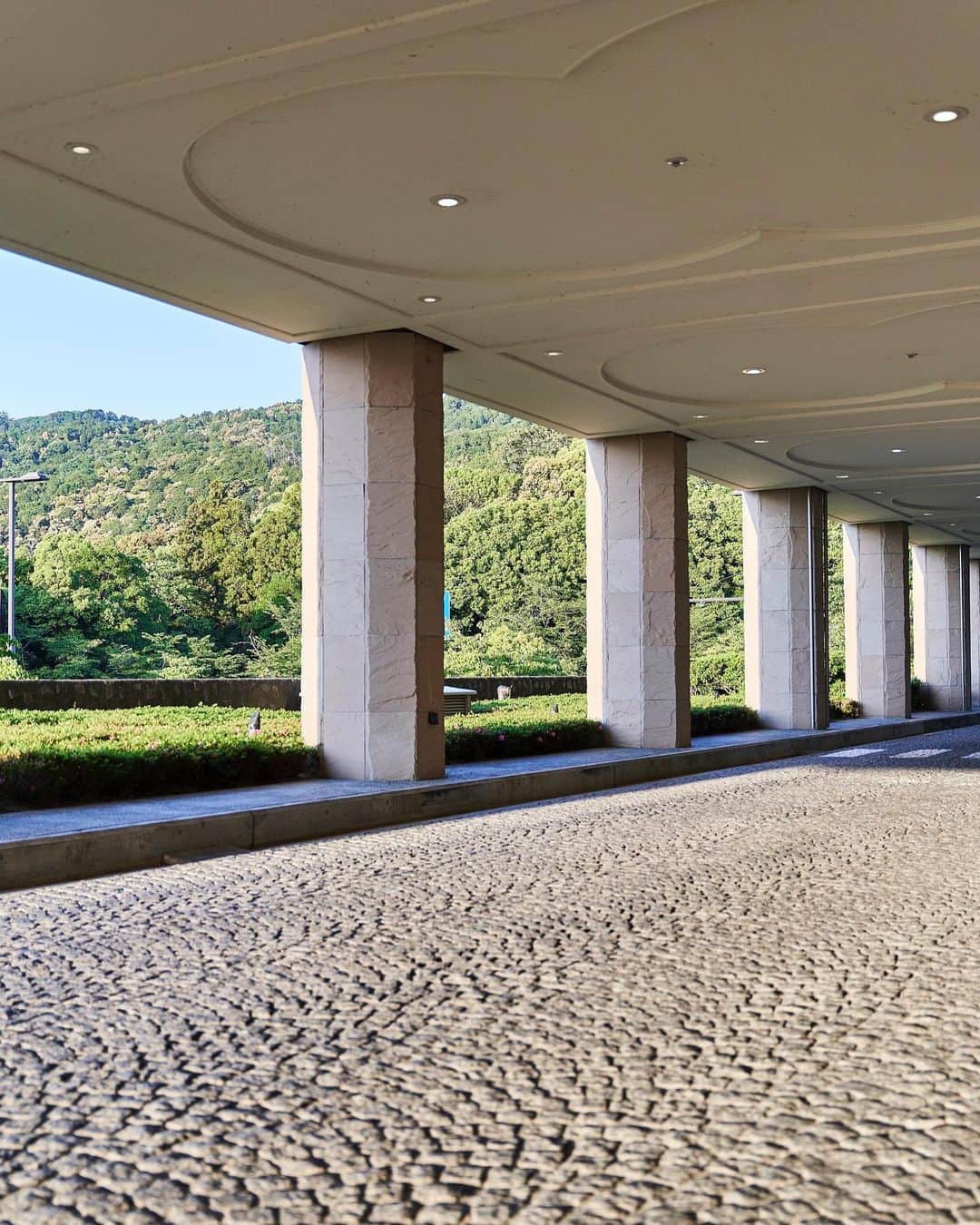 THE WESTIN KYOTO ウェスティン都ホテル京都のインスタグラム：「開放的なメインロビーのエントランス。山々の緑を背景に、ロータリーにてドアマンがゲストをお迎えします。約120台の駐車場も完備し、お車でのご来館も便利です。   Entrance to the open main lobby. A doorman welcomes guests at the roundabout, with the greenery of the mountains in the background. Parking for approximately 120 cars is also available for visitors by car.   #lobby #hotelentrance #kyoto #kyotohotel #京都 #westin #marriottbonvoy #ウェスティン都ホテル京都　#westinmiyakokyoto」