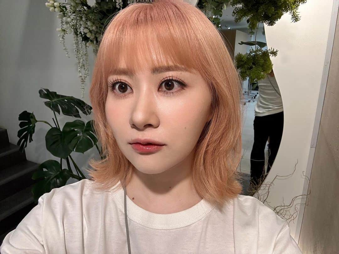 大松絵美のインスタグラム：「昨日の韓国美容院での 髪型＆メイクめちゃくちゃ 好評で嬉しかったです…！ すごいですよね…プロの技術… まつ毛１本ずつピンセットで つけてました… 韓国メイクすごい…！」