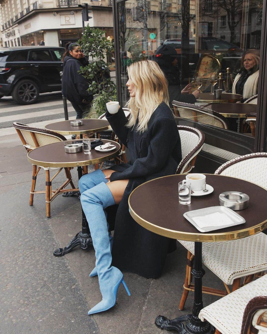 エレナ・ペルミノヴァさんのインスタグラム写真 - (エレナ・ペルミノヴァInstagram)「In Parisian mood ☕️   📸 by @krissnegireva」5月25日 20時33分 - lenaperminova