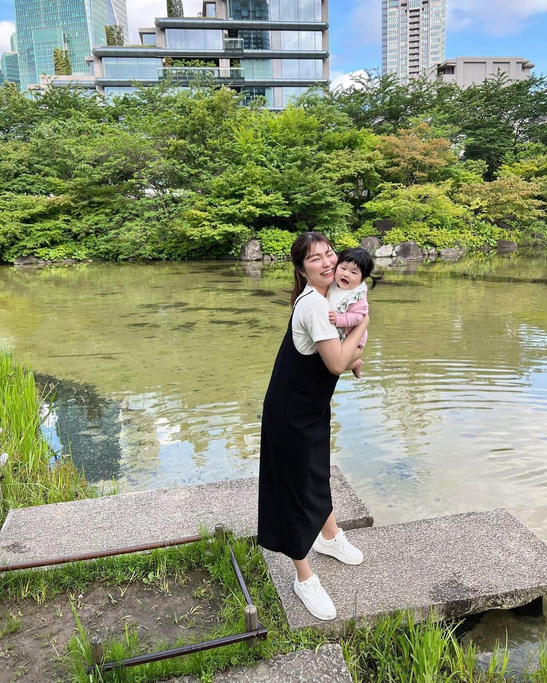 樋浦舞花さんのインスタグラム写真 - (樋浦舞花Instagram)「・ 週末の家族時間👨‍👩‍👧  いろんなものに興味を持ち始めて 景色もキョロキョロ楽しめるようになってきたから ベビーカーからおろして パパと順番に抱っこしながら歩くようにしてるよ☺️  私腕の筋力弱いから めちゃくちゃ疲れるけど☺️ 笑顔のためなら頑張れちゃう💪🏻  と言いながら体は正直で 最近腰に湿布を貼るようになりました🤦🏼‍♀️笑 体力つけなくては、、、  筋トレしよ🫠  ・  #第一子出産 #第一子誕生 #女の子ママ #女の子ベビー #第一子妊娠 #マタニティライフ #マタニティ生活 #新生児 #新生児育児 #新米ママ #子育て #子育てママ #子育て日記 #ママ垢 #親バカ #親バカ部　#ベビフル #ママリ #コドモノ #成長記録#令和4年ベビー #生後8ヶ月 #寅年ベビー  #赤ちゃんのいる生活 #赤ちゃんのいる暮らし #ベビスタグラム」5月25日 20時34分 - hiura_maika