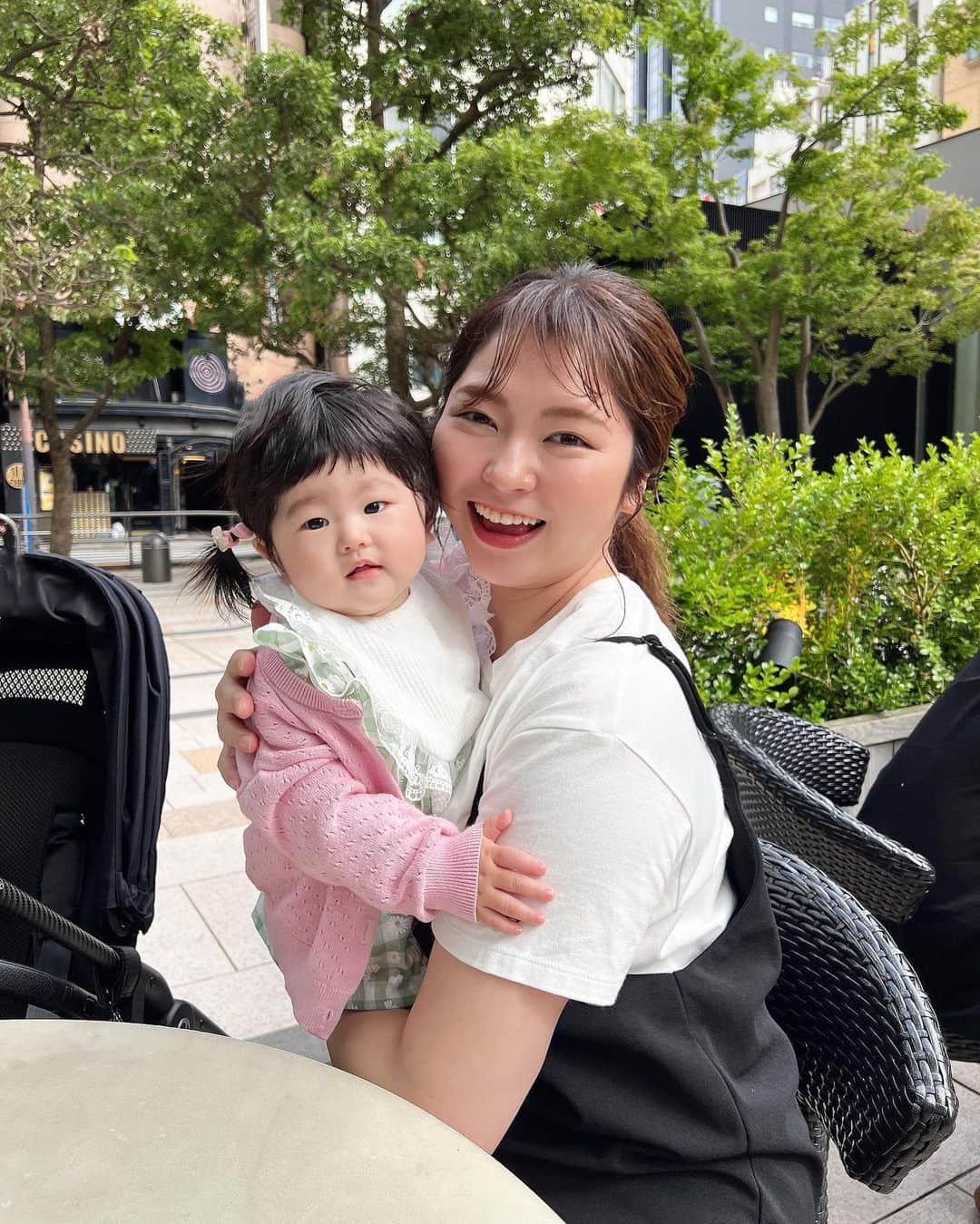 樋浦舞花さんのインスタグラム写真 - (樋浦舞花Instagram)「・ 週末の家族時間👨‍👩‍👧  いろんなものに興味を持ち始めて 景色もキョロキョロ楽しめるようになってきたから ベビーカーからおろして パパと順番に抱っこしながら歩くようにしてるよ☺️  私腕の筋力弱いから めちゃくちゃ疲れるけど☺️ 笑顔のためなら頑張れちゃう💪🏻  と言いながら体は正直で 最近腰に湿布を貼るようになりました🤦🏼‍♀️笑 体力つけなくては、、、  筋トレしよ🫠  ・  #第一子出産 #第一子誕生 #女の子ママ #女の子ベビー #第一子妊娠 #マタニティライフ #マタニティ生活 #新生児 #新生児育児 #新米ママ #子育て #子育てママ #子育て日記 #ママ垢 #親バカ #親バカ部　#ベビフル #ママリ #コドモノ #成長記録#令和4年ベビー #生後8ヶ月 #寅年ベビー  #赤ちゃんのいる生活 #赤ちゃんのいる暮らし #ベビスタグラム」5月25日 20時34分 - hiura_maika