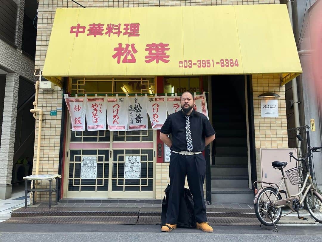 岡倫之さんのインスタグラム写真 - (岡倫之Instagram)「トキワ荘のヒーロー達が通ったラーメン「松葉」  ンマ〜イ。 ただの町中華と思ったが、チャーシューがなんと言っても美味い！！！！ プリプリで肉厚があり味も染みていて、このチャーシューがちゃんとおかずになって麺とスープがゴクゴク進む。 その他の具材も味の主張に負けておらず、懐かしい味の中に新時代のラーメンの味がした。 この日は運良く余でスープが終わったため、鍋の下の方の濁った濃いめのスープをいただけた。 ちゅうかそはのスープにほんのり煮干し味と濁りがまた旨かった。 これは運が無ければ食えない一品、忘れない味である。 定番の「ラーメン」を食べたら美味すぎて追加したチャーシューメンもチャーハンも餃子もトキワ荘名物チューダーも全部美味い！！  #トキワ荘 #トキワ荘通り  #チューダー #中華料理松葉  #椎名町グルメ #落合南長崎グルメ  #麺スタグラム #ラーメンインスタグラマー #ラーメン #らーめん #ラーメン大好き #プロレスラー #オーカーン #レスラー飯 #インスタフード #インスタフードグラマー #食レポ #食レポグラム  #ramen #japanesefood #japanesenoodles  #gourmet」5月25日 20時38分 - great_o_khan