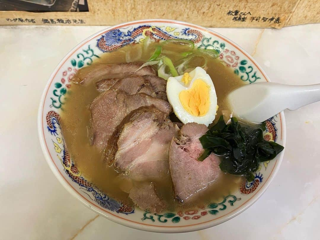 岡倫之さんのインスタグラム写真 - (岡倫之Instagram)「トキワ荘のヒーロー達が通ったラーメン「松葉」  ンマ〜イ。 ただの町中華と思ったが、チャーシューがなんと言っても美味い！！！！ プリプリで肉厚があり味も染みていて、このチャーシューがちゃんとおかずになって麺とスープがゴクゴク進む。 その他の具材も味の主張に負けておらず、懐かしい味の中に新時代のラーメンの味がした。 この日は運良く余でスープが終わったため、鍋の下の方の濁った濃いめのスープをいただけた。 ちゅうかそはのスープにほんのり煮干し味と濁りがまた旨かった。 これは運が無ければ食えない一品、忘れない味である。 定番の「ラーメン」を食べたら美味すぎて追加したチャーシューメンもチャーハンも餃子もトキワ荘名物チューダーも全部美味い！！  #トキワ荘 #トキワ荘通り  #チューダー #中華料理松葉  #椎名町グルメ #落合南長崎グルメ  #麺スタグラム #ラーメンインスタグラマー #ラーメン #らーめん #ラーメン大好き #プロレスラー #オーカーン #レスラー飯 #インスタフード #インスタフードグラマー #食レポ #食レポグラム  #ramen #japanesefood #japanesenoodles  #gourmet」5月25日 20時38分 - great_o_khan