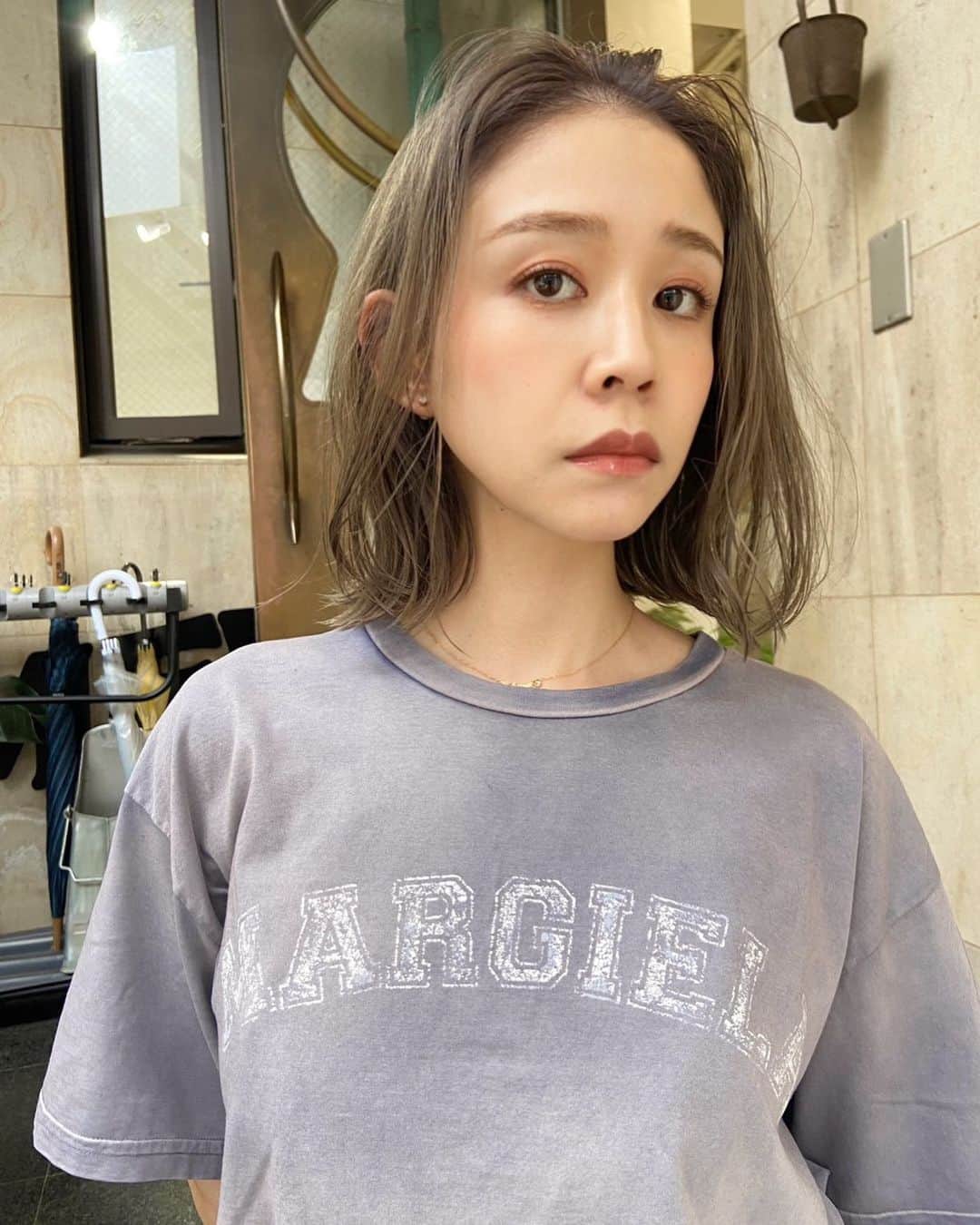 帆春のインスタグラム：「. 髪色変えました 💇🏻‍♀️  #hair #new #haircolor #hairstyle #haircut  #カラー #東京 #美容室 #原宿 #表参道 #青山 #mey #tokyo #makeup #motd #春メイク #ボブ #切りっぱなしボブ #ハイトーンボブ #maisonmargiela #マルジェラ  Tシャツ着れる季節最高〜🌴 アイスコーヒー美味しい季節最高〜☀️」