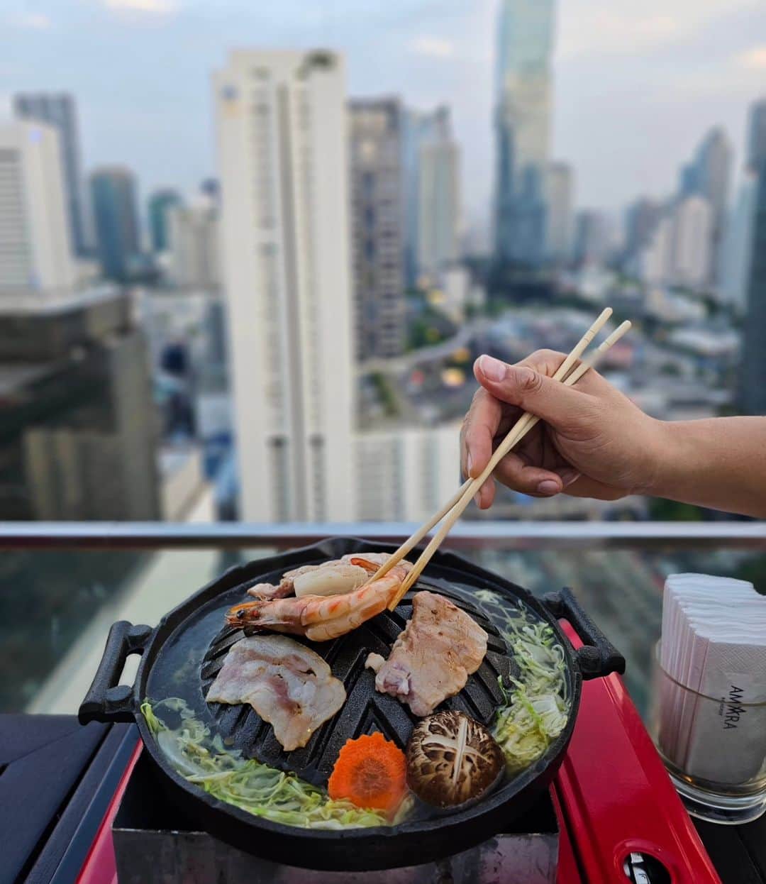 アイス・サランユーさんのインスタグラム写真 - (アイス・サランユーInstagram)「This is what i waiting for😍 (Grilled pork with Thai Styles) On the top of @amarabangkok One of the best Hotel location in Bangkok #หมูกระทะ  ลอยฟ้ากับวิวหมื่นล้าน   อยากมานั่งตรงนี้มานานแล้วครับ มีโอกาสมาทั้งที ชวน #ครูสมยศ #ครูกรรณ์ทิมา มา เชคอิน เข้าพักที่นี่คืนนี้ด้วยกันเลย  ขอบคุณการตอนรับที่อบอุ่นจาก คุณปุ้ม น้องพลอย และพี่น้องพนักงานทุกท่านนะครับ ไอซ์และครอบครัวประทับใจมากครับ #amara #amarabangkok  #hotelbangkok #bangkok #thailand  #เที่ยวทั่วไทยกับไอซ์ศรัณยู」5月25日 20時49分 - icesarunyu