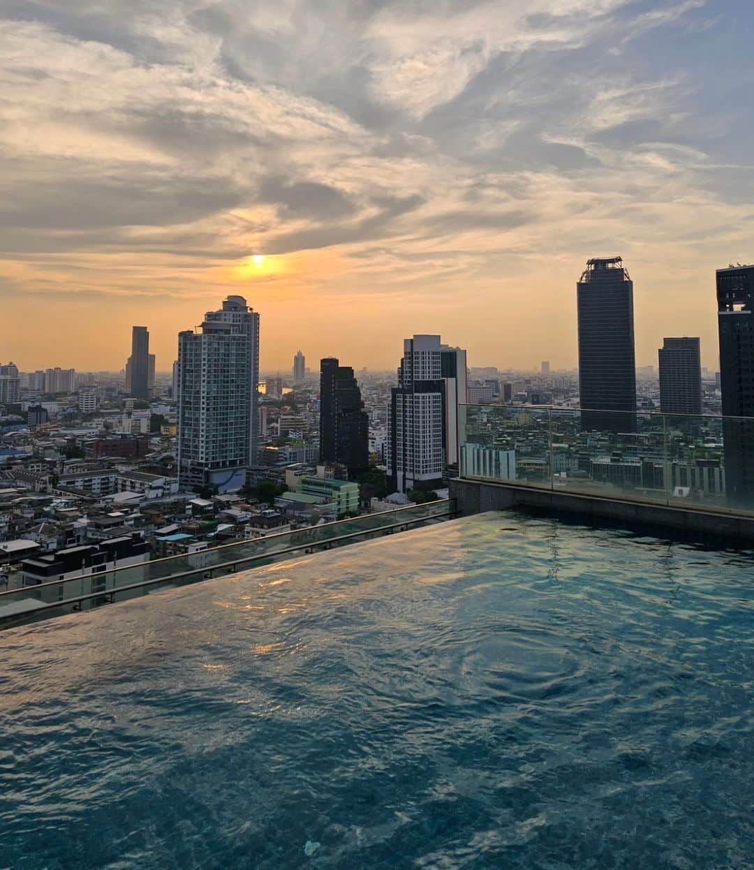 アイス・サランユーさんのインスタグラム写真 - (アイス・サランユーInstagram)「This is what i waiting for😍 (Grilled pork with Thai Styles) On the top of @amarabangkok One of the best Hotel location in Bangkok #หมูกระทะ  ลอยฟ้ากับวิวหมื่นล้าน   อยากมานั่งตรงนี้มานานแล้วครับ มีโอกาสมาทั้งที ชวน #ครูสมยศ #ครูกรรณ์ทิมา มา เชคอิน เข้าพักที่นี่คืนนี้ด้วยกันเลย  ขอบคุณการตอนรับที่อบอุ่นจาก คุณปุ้ม น้องพลอย และพี่น้องพนักงานทุกท่านนะครับ ไอซ์และครอบครัวประทับใจมากครับ #amara #amarabangkok  #hotelbangkok #bangkok #thailand  #เที่ยวทั่วไทยกับไอซ์ศรัณยู」5月25日 20時49分 - icesarunyu