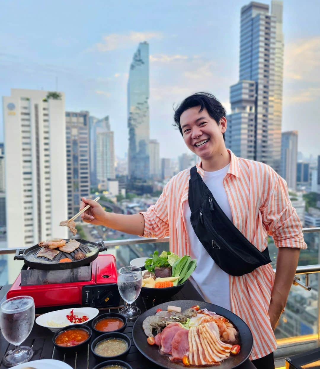 アイス・サランユーのインスタグラム：「This is what i waiting for😍 (Grilled pork with Thai Styles) On the top of @amarabangkok One of the best Hotel location in Bangkok #หมูกระทะ  ลอยฟ้ากับวิวหมื่นล้าน   อยากมานั่งตรงนี้มานานแล้วครับ มีโอกาสมาทั้งที ชวน #ครูสมยศ #ครูกรรณ์ทิมา มา เชคอิน เข้าพักที่นี่คืนนี้ด้วยกันเลย  ขอบคุณการตอนรับที่อบอุ่นจาก คุณปุ้ม น้องพลอย และพี่น้องพนักงานทุกท่านนะครับ ไอซ์และครอบครัวประทับใจมากครับ #amara #amarabangkok  #hotelbangkok #bangkok #thailand  #เที่ยวทั่วไทยกับไอซ์ศรัณยู」