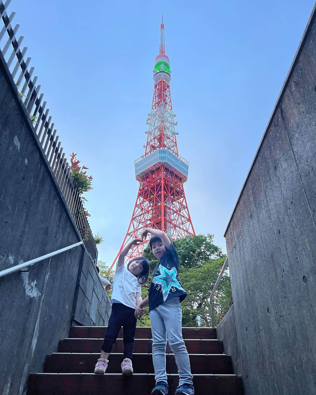 chika__23のインスタグラム：「＊ ＊ 去年撮り忘れた場所、やっとこの場所で撮れた🗼✨ 待つこと1時間10分😂並んだ🙃 写真撮り始めたら点灯して、点灯なし、点灯ありとどちらも撮れたのでラッキー🤞🤩 並んでる時適当に電話して予約した焼肉屋さん、まさかの46階🙃 ビル入るのに20分かかってスタミナつけるはずがスタミナ奪われた😇👌 本当いい思い出😂✨ ＊ #GW#兄妹#旅行#東京#東京タワー#東京観光」