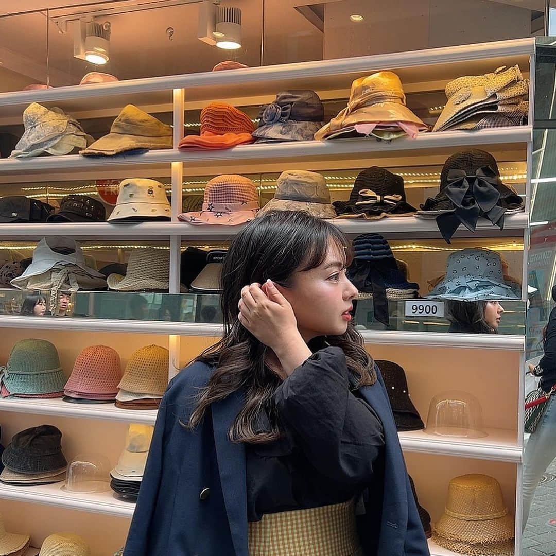 山田菜々のインスタグラム：「ちょっとずつ思い出残していこっと🙉♥︎  朝と夜とお店の中はうすいジャケット持ってたら、 寒すぎず安心でした😌🫶 ちなみに日中はとてもあったかい☀️ だからジャケット邪魔だけどないと冷えちゃうかも！  到着したのが朝方で、すごいひんやりしてました🫣！ ３枚目にタグ付けしてます🏷️  #韓国 #韓国旅行 #🇰🇷」