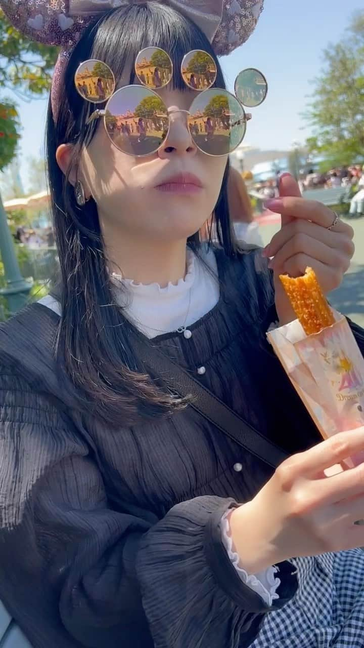 松崎博香のインスタグラム：「🏰🤍 　 ディズニー食べてばっかの動画だった😎🤍 みんなはディズニーの食べ物好きなやつある？ 私はピザがすきー！あとポップコーン🍿 　 まるの声あり動画のが面白いから どこかにアップするね🥹笑  #STARMARIE #スタマリ #tokyodisneyland #selfie #japanesegirl #東京ディズニーランド #ディズニーコーデ #ootd #오오티디 #맞팔 #맞팔해요 #좋아요 #맞좋 #셀카 #디즈니랜드 #먹스타 #j#fyp」