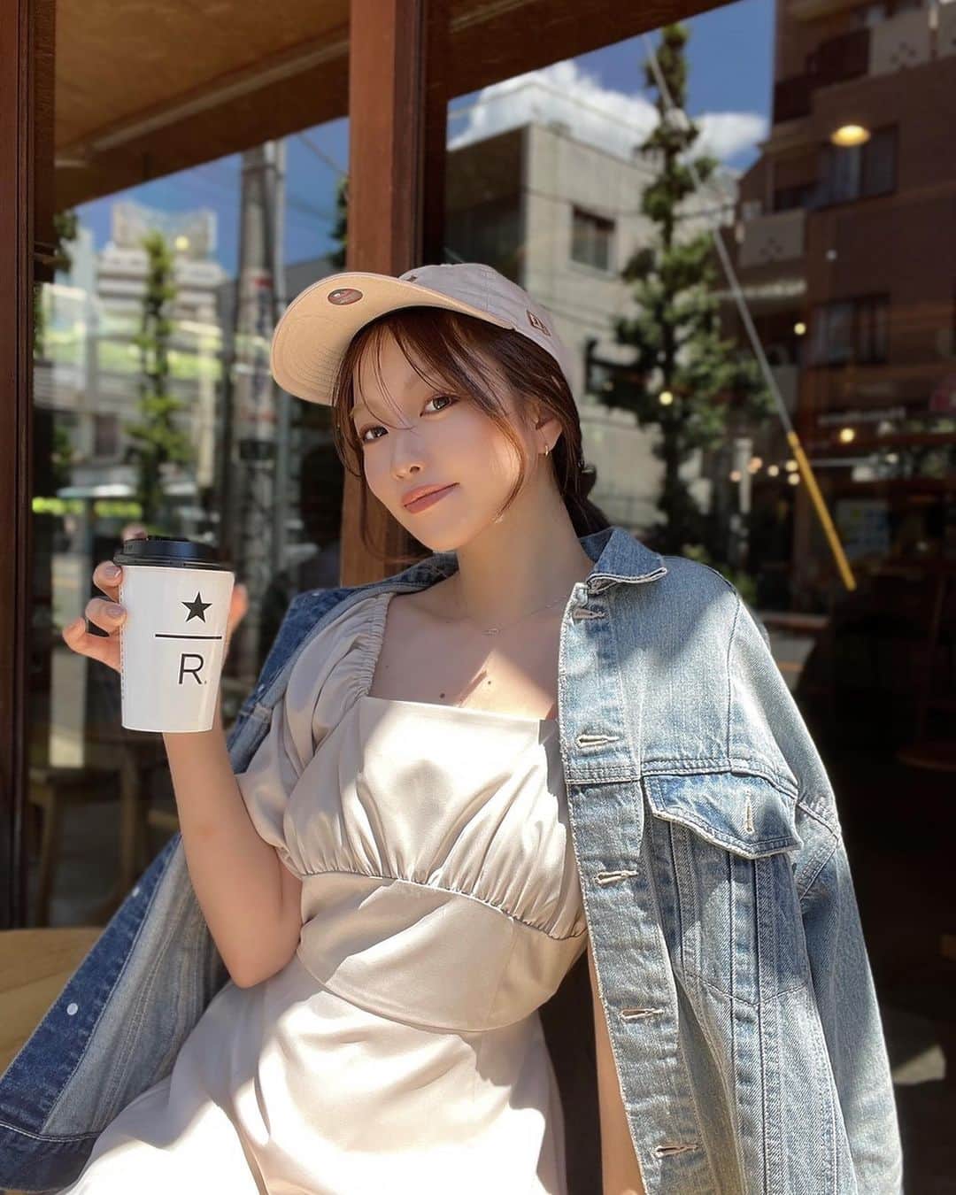 木田絵里香のインスタグラム：「. このワンピ二の腕隠せるし後ろ可愛いから好きなんだよな☀️(めちゃデニム羽織ってるけど) . 天気良かったからてくてくスタバ☕️ . ワンピの品番明日のせる👗♩ . #ワンピース#デニムコーデ#ワンピコーデ#」