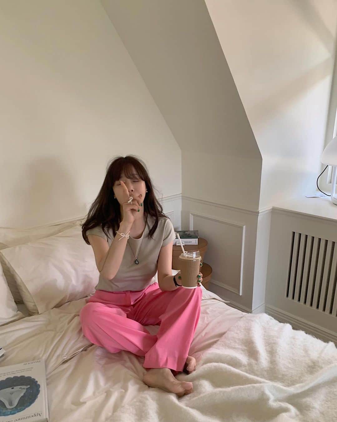 nanaのインスタグラム：「고냥이티 카티색을 이제야  찍어보는곰효🐰  핑크와 꼭 입어보고 싶었어용 저는 스몰 사이쥬 입었습니다홍  앗!! 라이브때 스튜디오 앞에서 산것인데 아까와소 가져온것이용🫣」