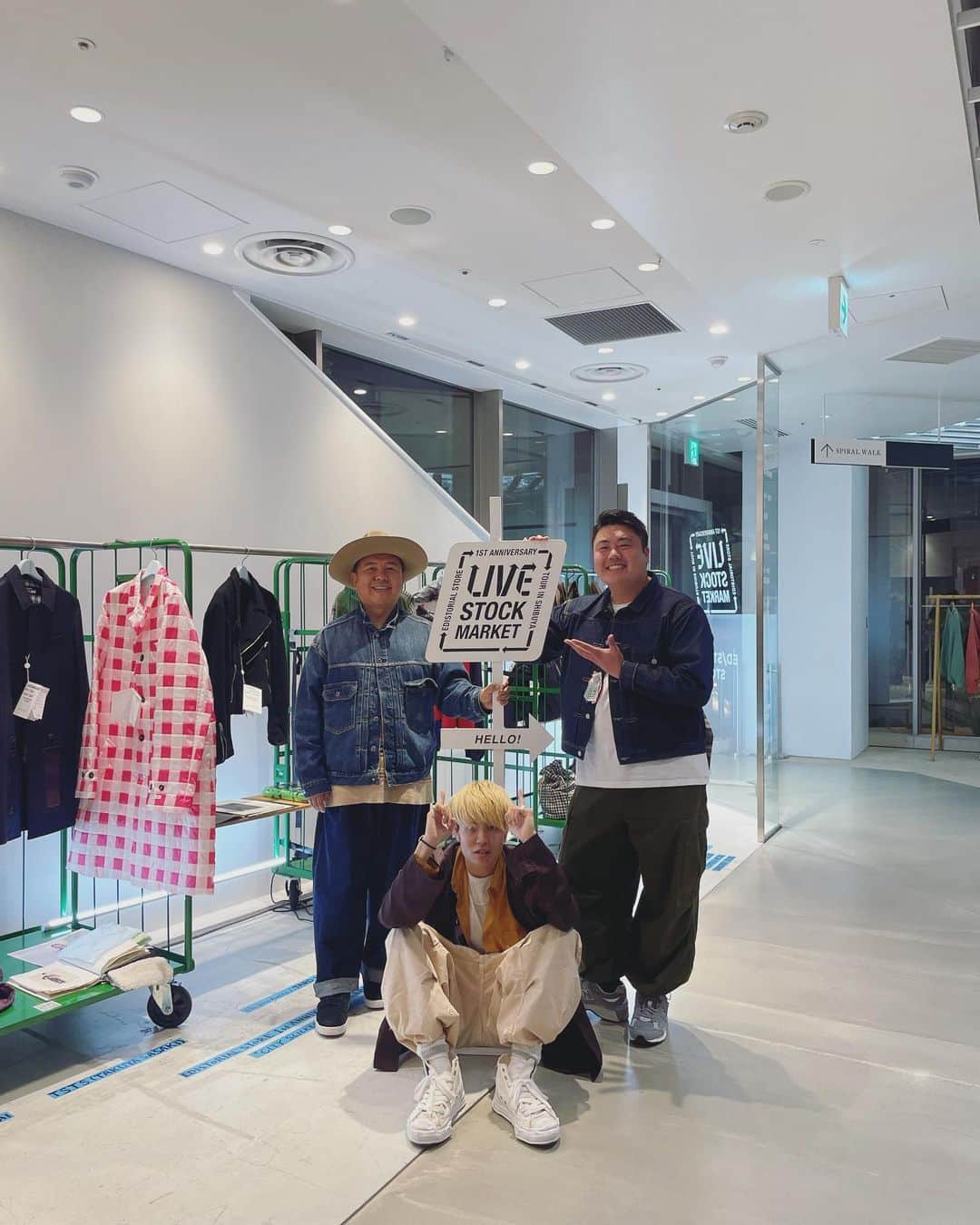 のインスタグラム：「渋谷PARCOにて開催していたLIVE STOCK MARKET IN SHIBUYA にご来場頂きました皆様、誠にありがとうございました！！  @edistorial_store 1周年おめでとうございます🎈 この記念すべきPOPUPに参加できたこと本当に嬉しく思います。  edistorialstoreボス、スタイリストの @ozawahiroshi さんの考えや空間のデザイン、洋服のスタイリング全てが好みでした！ 特に各ブランドの経年在庫、いわゆるdead stockを小沢さんがセレクトし蘇らせるLIVE STOCKには心を打たれました。 洋服を作っている人たちや、小沢さんが蘇らせるストーリーがとっても素敵❤️‍🔥 本当にありがとうございました！！  そしてお店を支えてくれた　@edistorial_manager1 片桐パイセン🌱 本当にわがままな僕を受け入れてくれて、PARCOの事とか洋服の事色々教えていただきました！ 小沢さんもおっしゃってましたが、影の立役者とはまさにその通り、この人がいなかったらと考えると僕はなにもできなかったかもしれないです😅  何より足を運んでくださった皆様、購入して下った皆様、新たに出会ってくれた皆様、全てに感謝です✨  また前に進むことができました！ 自分以外師匠、全ての人々に感謝しよう🩵  本当にありがとうございました！ THX®️  #edistorialstore #渋谷parco #parco #fashion #apparel」