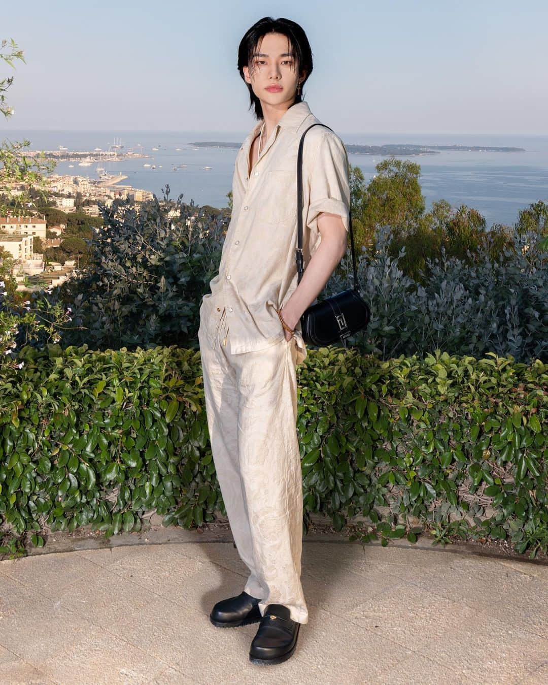 ジャンニヴェルサーチのインスタグラム：「Guests at the “La Vacanza” fashion show.   Hyunjin Rosie Huntington-Whiteley Jason Statham  Lewis Hamilton Rina Sawayama Dwyane Wade Charles Melton  Simone Ashley Manu Rios  Salma Abu Deif  Troye Sivan  The collection is available now at Versace.com via the link in bio.   @donatella_versace @dualipa  #VersaceLaVacanza」