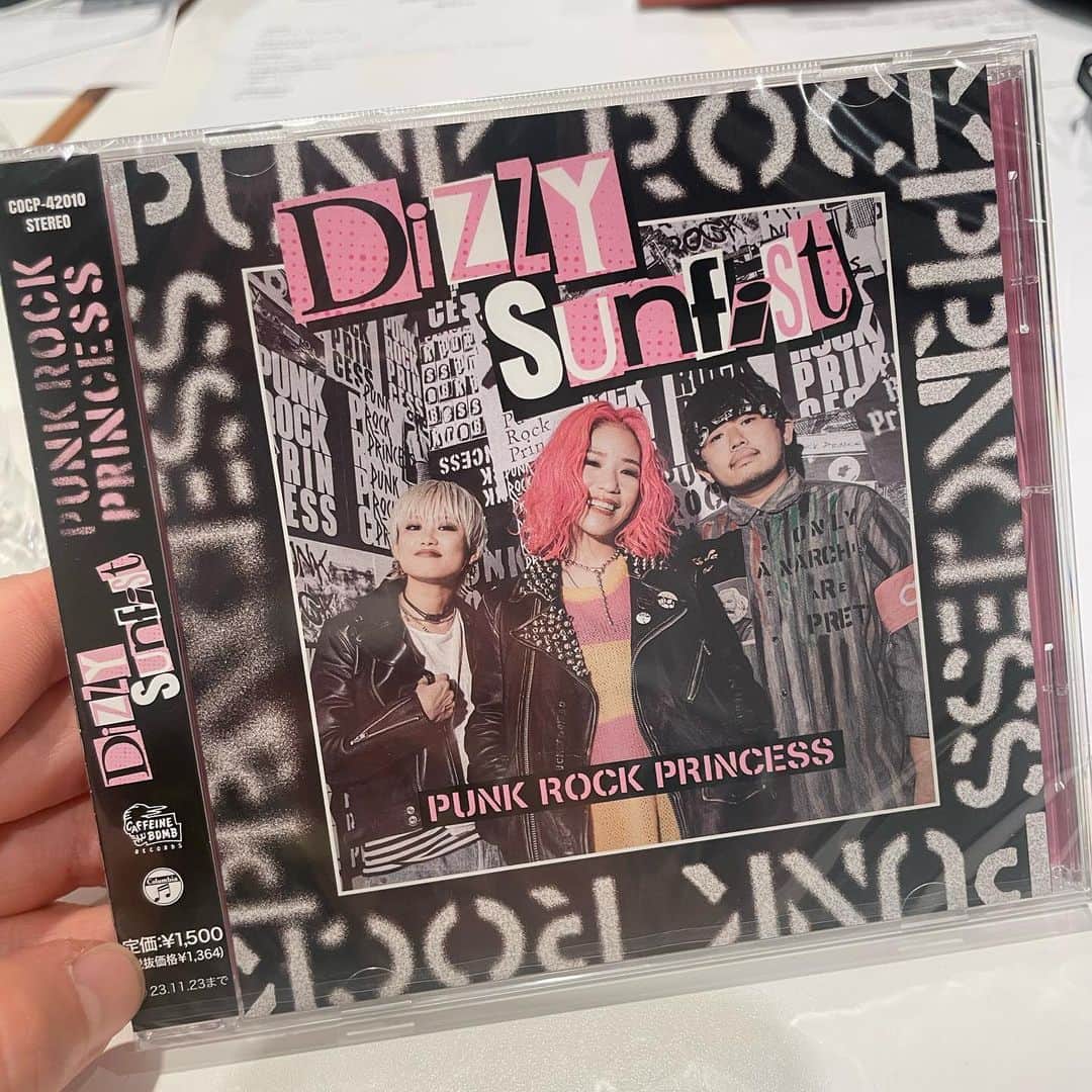 あやぺたのインスタグラム：「昨日無事発売になりました 『PUNK ROCK PRINCESS』  もう全曲聴いていただけたでしょうか？？ 今回はめいちゃん(@meiko_yamaguchi )が加入してくれて、3人で初めてのリリース音源になります この日までたどり着くことができて、もあい(@drumoai)と2人きりなった瞬間からこの日をむかえることができたのが感慨ばりディープすぎて、バンドほんまに続けててよかったなって、続けれたからこの日が迎えれたんだな、続けれたのは支えてくれるあなたたちがいたからで、本当に感謝しています。 ほーーんまに、ありがとうございます。  今回はいがにぃ(@hey_igari_0131)プロデューサーにお願いしました！ 9年前にミニアルバムを初めて一緒につくらせてもらって、そこで、レコーディングのやり方を勉強できて、はじめてのフルアルバムも一緒やはやらせてもらう予定やったのが途中でなくなっちゃって、すごく悔しくてうずうずしてて、今回、うちらも色々なことを経験したうえで、もう一度最後まで音源を一緒に作りたくてお願いしました。  やっぱ最高に厳しいし、いっぱい悔しいこともあったけど、猪狩さんがいなかったらなかった壁がたくさんあって、それをみんなが乗り越えたから、今回満足のいく音源ができたなぁと思ってます！ まだまだ超えないといけないとあかん壁もいっぱいあるけど、それも素敵やん！！！  と長々かきましたが、 phycoなさいこーな音源ができたので、とにかく聞いてください！！！ そしてライブで聴きたいっておもったら、是非ともツアーに遊びにきてください！！！！！！！！！！！ ライブハウスでうちらは待ってるぜ！！！！！！  ドラムテックでいつもはいっていただいてるますおさん(@masuo440) 英語をいつもレクチャーしてくれるジンジャーさん(@gingerwynked ) ほんでいつもいつもレコーディングしてくれてミックスしてくれていっぱい笑かしてくれる永田さん(@susumu_nagataeng)  ほんとに、レコーディングいつもありがとうございます！！！！  ジャケットもアー写も爆イケこじまさん(@jessekojima)  むっちゃええCDできたねん！！！！！ みんな聞いておくれやす🫶🫶🫶」