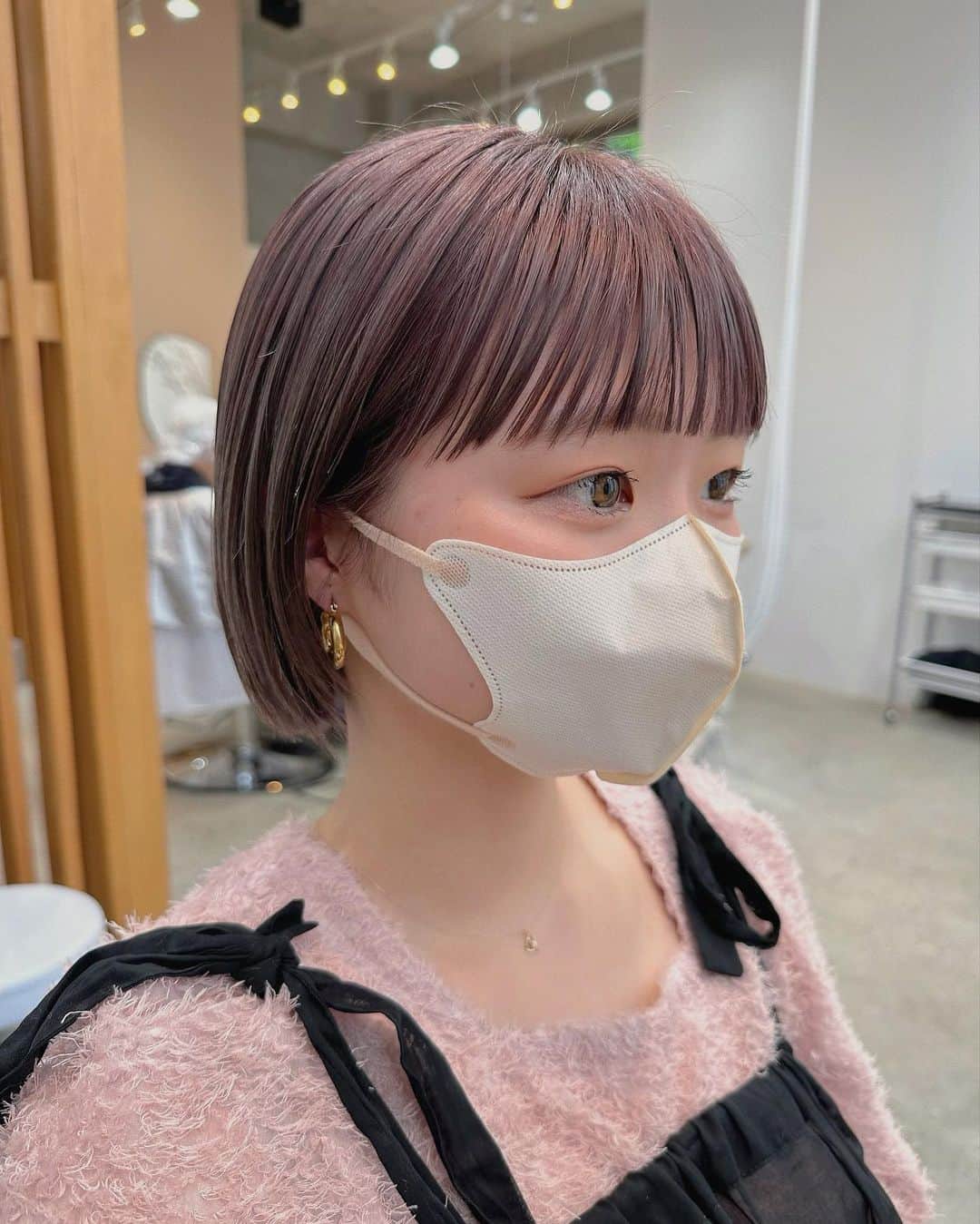 Momoのインスタグラム：「. ラベンダーピンクベージュ♡♡ . ブリーチ必須です⚠︎ . 色落ちが黄色くなりにくいのが おすすめポイント🤞🏻♡ . .  . ✔️画像を保存してカウンセリングの 時にみせてください♡♡ .  イメージを変えたいけど短くするのも ブリーチをするのも勇気がいる🥺 . そんな方にも幅広くその方にあった提案 をさせて頂き一緒におしゃれを楽しみましょう♡ . ブリーチカラーは【ケアブリーチ】を 推奨しております♡ . ケアブリーチは従来よりも髪の毛への ダメージが94%cutされます！ . ブリーチなしのダブルカラーも 提案させて頂きますのでぜひご相談ください♡ . 12／3から 新店舗　GARD/ëN (ガーデン／エン) がopen♡♡ . 場所は表参道♡♡ 新しいこだわりのつまったお店で ぜひお会いできるのを楽しみに お待ちしております♡♡ . . ご予約はTOPからご予約サイト に飛べます✈︎♡(料金もそちらを参考に) . ご新規様も喜んでお待ちしております♡ . お電話.DMからも受け付けております♡ (DMは返信が遅くなる可能性が ございますのでそちらご了承下さい🙇‍♀️)  . .  〒150-0001 東京都渋谷区神宮前5-39-2 2F . TEL☎︎ 03-6712-5995 . 表参道駅から徒歩5分🚶🏼‍♀️(A1出口) ( 銀座線/千代田線/半蔵門線 ) . . 月 定休日 火・水　11:00〜20:00 木・金　12:00〜20:30 土　10:00〜19:00 日　10:00〜19:00 祝　10:00〜19:00 . . ぜひ、ご予約お待ちしてます♡♡ . codeアカウントはこちら   @__cd.momo____________ ♡ . ぜひフォローしてください♡ .」