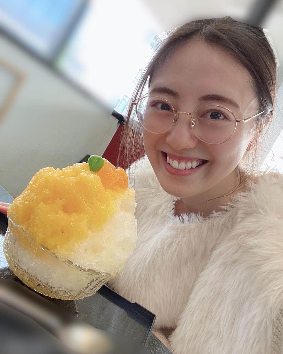 沢井美優のインスタグラム：「お洋服がふわふわしてる☺️  みなさん寒暖差にはお気をつけくださいね✨✨  #沢井はかき氷です #🍧  #かき氷 #かき氷大好き  #かき氷は人を幸せにする #🧡　 　 #笑顔溢れる毎日を  #明日もきっと素敵な一日 #🍀」