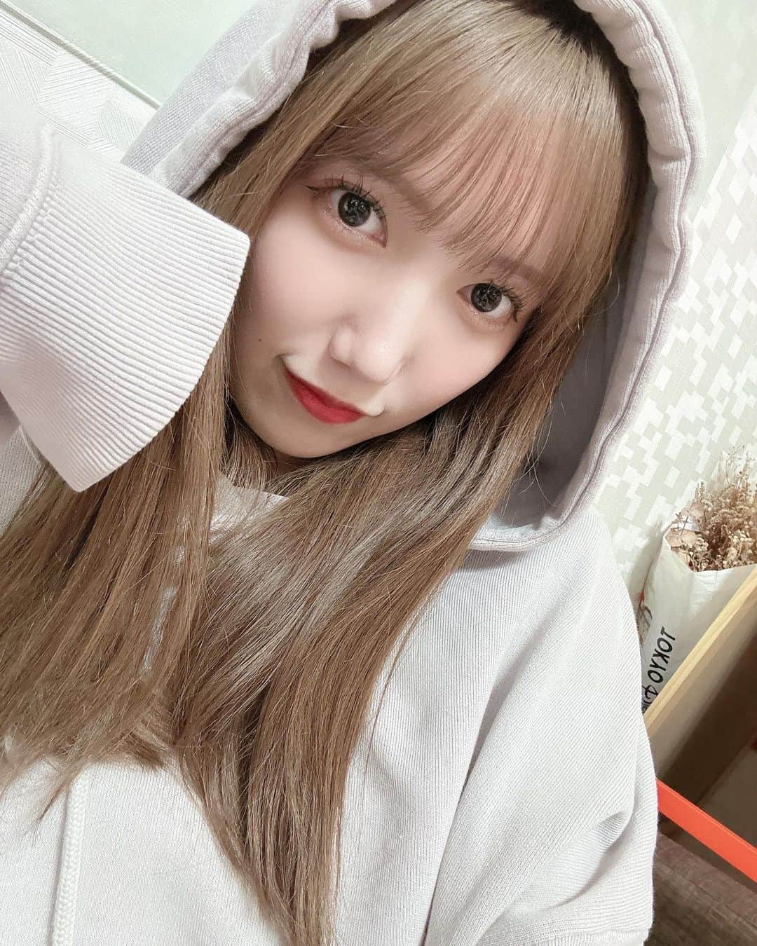田中菜津美のインスタグラム：「. 今日は肌寒かったので長袖 ラジオ7本録りで沢山喋って疲れたので 焼き鳥食べてビール飲みました🍺 . とっても幸せです . みんなは何を食べましたか？？🙂」