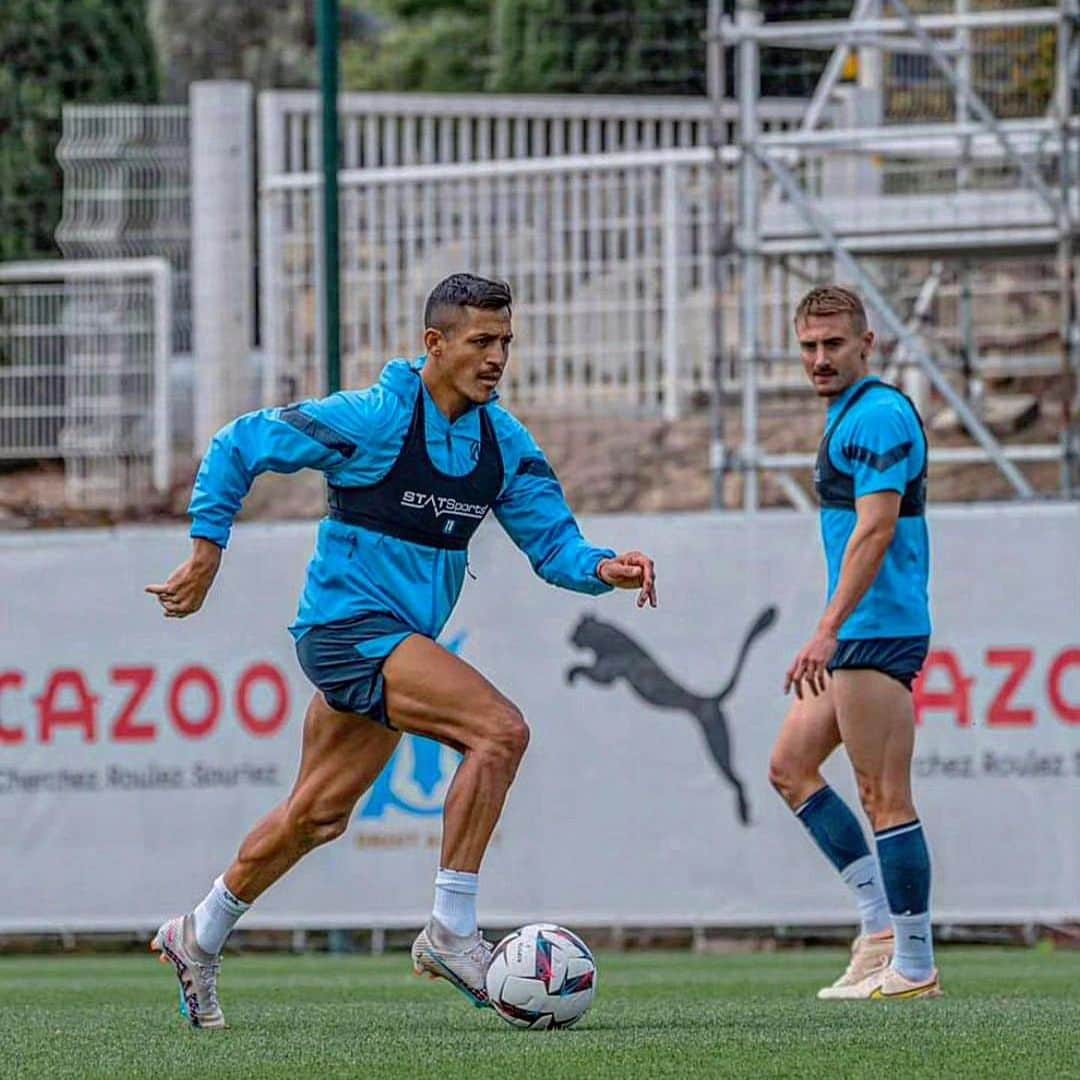 アレクシス・サンチェスのインスタグラム：「MY TRAINING ✨  Dedication in what you love ⚽️   Dedicación en lo que Amas ….   ✨AlmaSoul ✨ infinity fénix」