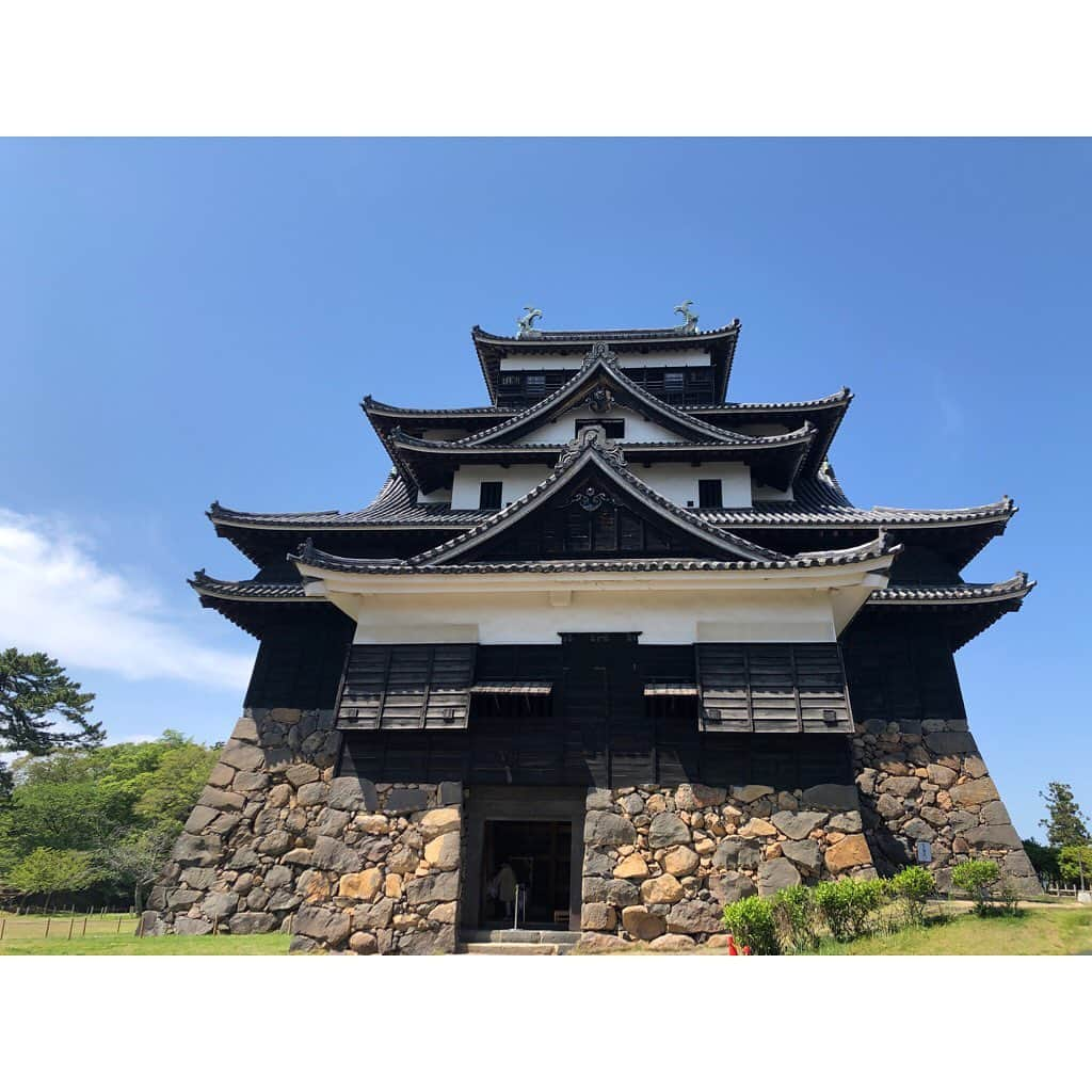 北口麻奈さんのインスタグラム写真 - (北口麻奈Instagram)「出雲の宿に到着❣️ いにしへの宿 佳雲さんに宿泊しました☺️ お詣りで、しっかり歩いた疲れをいやすため温泉♨️ 天然温泉はトロッとした感じで、心地よかったです😌 朝から温泉に入った時の幸せったら、ありゃしまへんよね。 . そして、出雲といえば蕎麦❗️ 割子そばに鴨そばを食べ、お土産用もやっぱり蕎麦🤤 . ２日目は現地のお友達に案内して頂き、松江城へ🏯 天守閣から宍道湖を眺められました✨ さらに黄泉比良坂という古事記の舞台になった場所にも連れて行ってくれました🤩 あの世とこの世の境目💨 神話にでてくる場所がここか〜と感慨深い気持ちになりました。 さらに玉造温泉にも立ち寄り空港へ✈️ これでもかというくらい出雲を楽しめました😍 案内ありがとうございました🙇‍♀️ #出雲旅行 #黄泉比良坂 #松江城 #天守閣 #割子そば #八雲庵 #いにしえのやど佳雲」5月25日 20時52分 - asana_kitaguchi