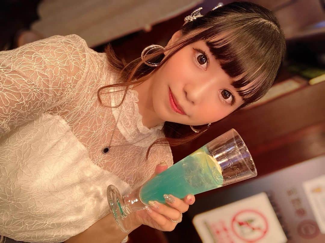 亜咲花のインスタグラム：「日本ダービーの予想しながら、楽しくお酒を飲むという幸せすぎるお仕事でした🍸💙 ソールオリエンス軸はもちろんですが、人馬ともに安全第一に。」