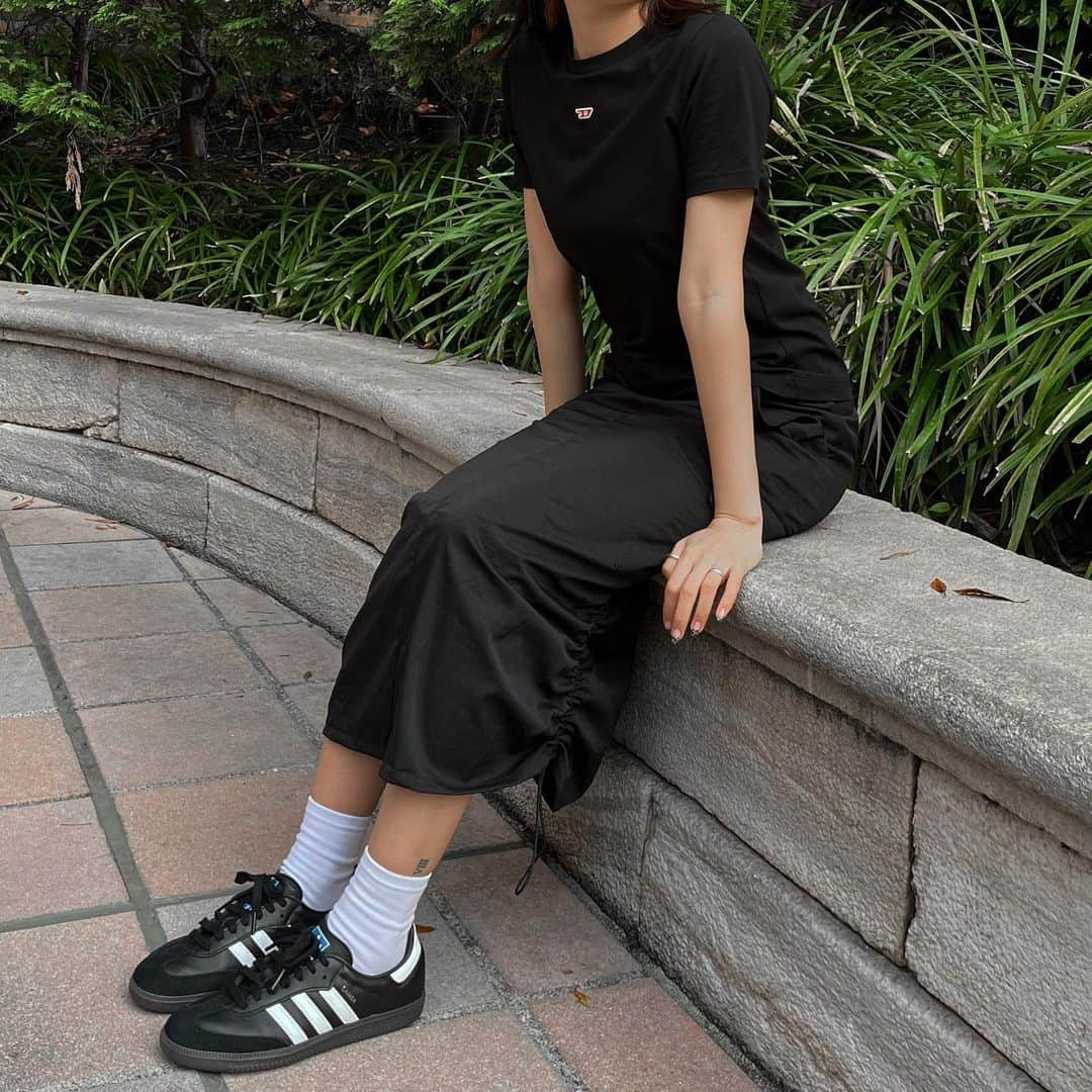 近藤沙良のインスタグラム：「楽しすぎたおかげで東京ロス🫠🖤  #blackcode #skirtcode #adidassamba #diesel  #adidasoriginals #wyw #designrfits  #ブラックコーデ #オールブラック  #オールブラックコーデ #サンバ #スニーカーコーデ  #ディズニーコーデ #ディズニーブラックコーデ  #夏服 #夏服コーデ #夏コーデ」