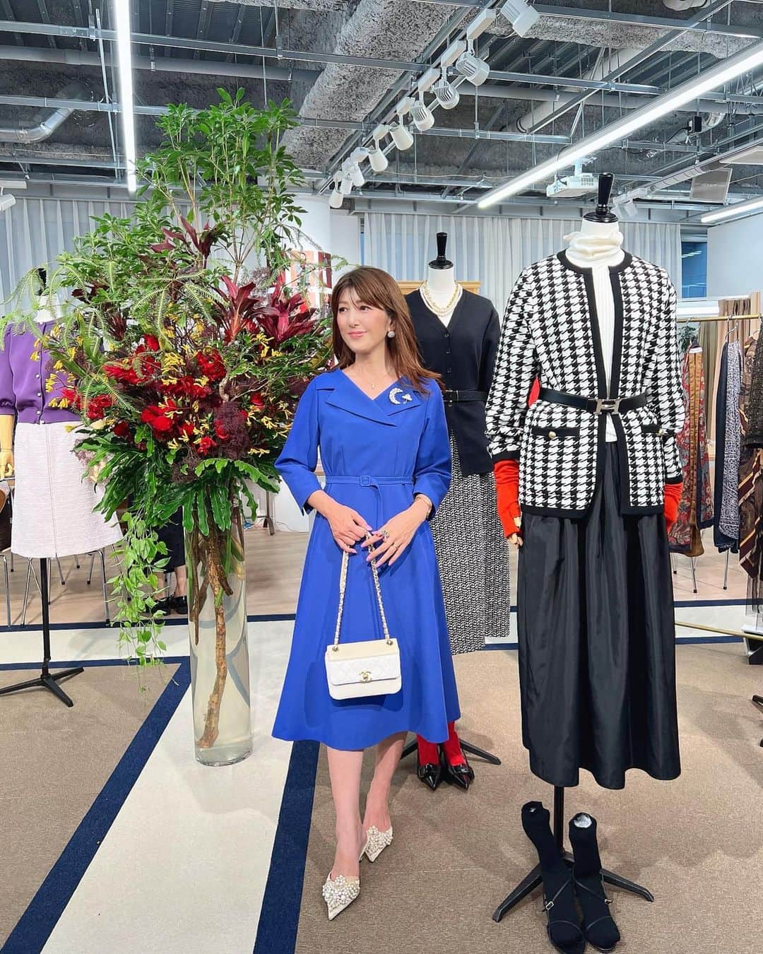 mii_stagramのインスタグラム：「💜FᴀSʜɪᴏɴ💜 ワクワクする展示会 @superiorcloset_ined_official 〜𝘀𝘂𝗽𝗲𝗿𝗶𝗼𝗿𝗰𝗹𝗼𝘀𝗲𝘁 𝟮𝟬𝟮𝟯𝗮𝘄〜  これから本格的な夏を迎えるけど その先の秋冬ファッションも気になる💕  好みのデザインばかりで 袖を通すのが楽して たくさん試着させてもらいました👗  やっぱりワンピースに目がいって そして安定のパープル💜 レースやツイードは年間通して着れるデザイン 可愛いコートやドレスや あまり選ばなかったジャンルにも 挑戦したくなりました😊✨  〜ブランドコンセプト〜 ”素材が躍動するフォルム 本物を感じさせる洗練された色 品位を高める　私のクローゼット”  着るだけで上品でワンランク上の自分に🫶  会場に入ってすぐ目に付いたものを オーダーしたので 届くのが楽しみです🙌💕 ･ ｡ 　⭐∴｡　 　　🌟ﾟ･｡  ﾟ💫｡  　　 ✨🌟 💫 　 　　 ･ﾟ⭐｡･  　　　　⭐✨｡· 　 ⭐･｡🌟･｡✨🌟 　　　 ✨🌟 　　　　 ･ﾟ💫✨° 　　 🌟 ﾟ･｡ 💫 ｡ 　　　　　ﾟ⭐｡ﾟ✨ 🌟 #superiorcloset #スーペリアクローゼット #2023aw #展示会   #大人可愛い #大人可愛いコーデ  #きれいめコーデ  #きれいめファッション  #きれいめカジュアル  #大人カジュアル #大人女子コーデ  #シンプルコーデ  #トレンドコーデ  #ワンピース #ワンピースコーデ #アラフォーコーデ  #アラフィフコーデ  #ファッションコーデ」