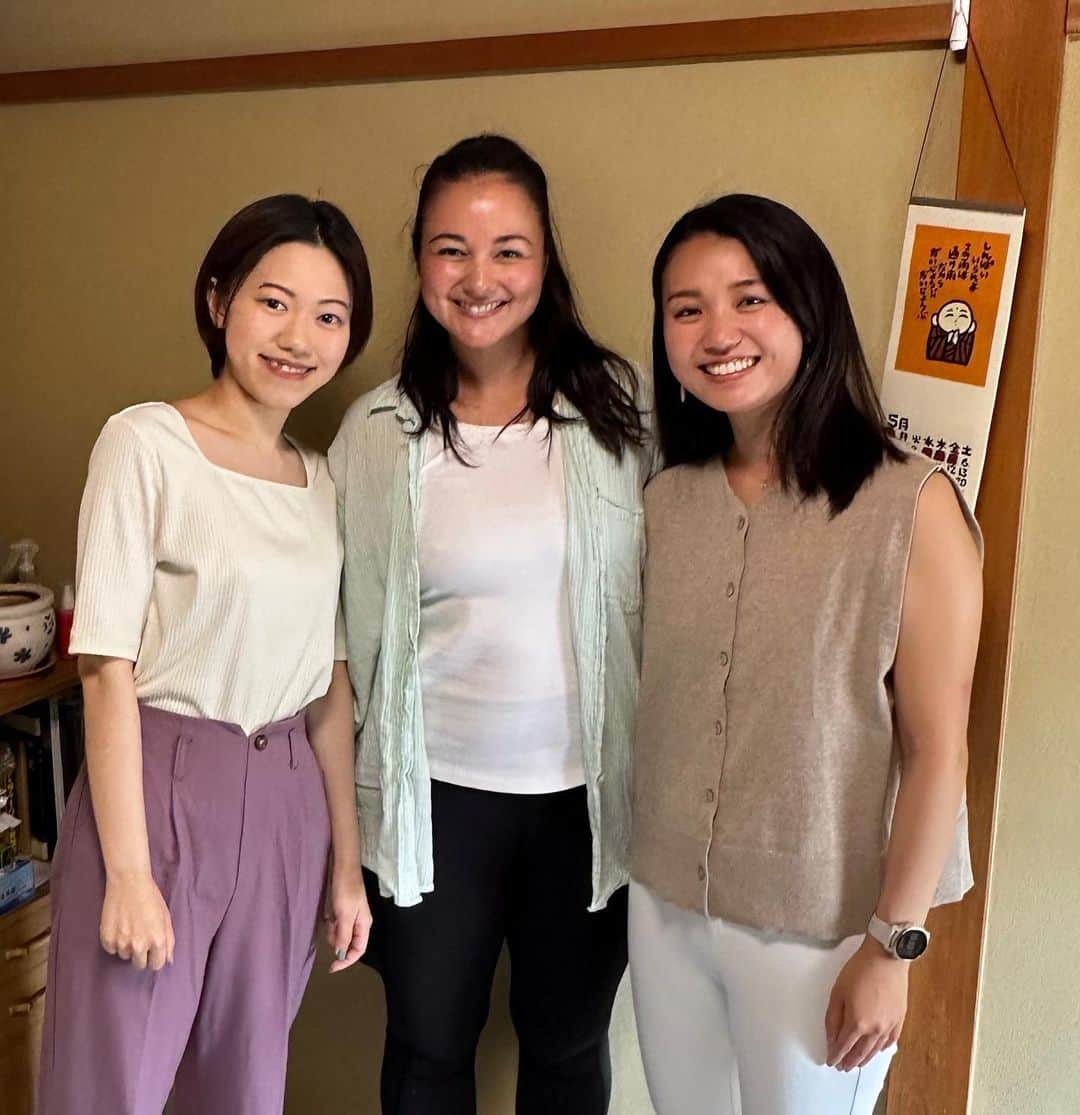エリナ シルカのインスタグラム：「Cousins 🥰 従姉妹たちと何故かこの家に来るといきなり立ちたがるベビー達。😂 すーさん→るーさん」