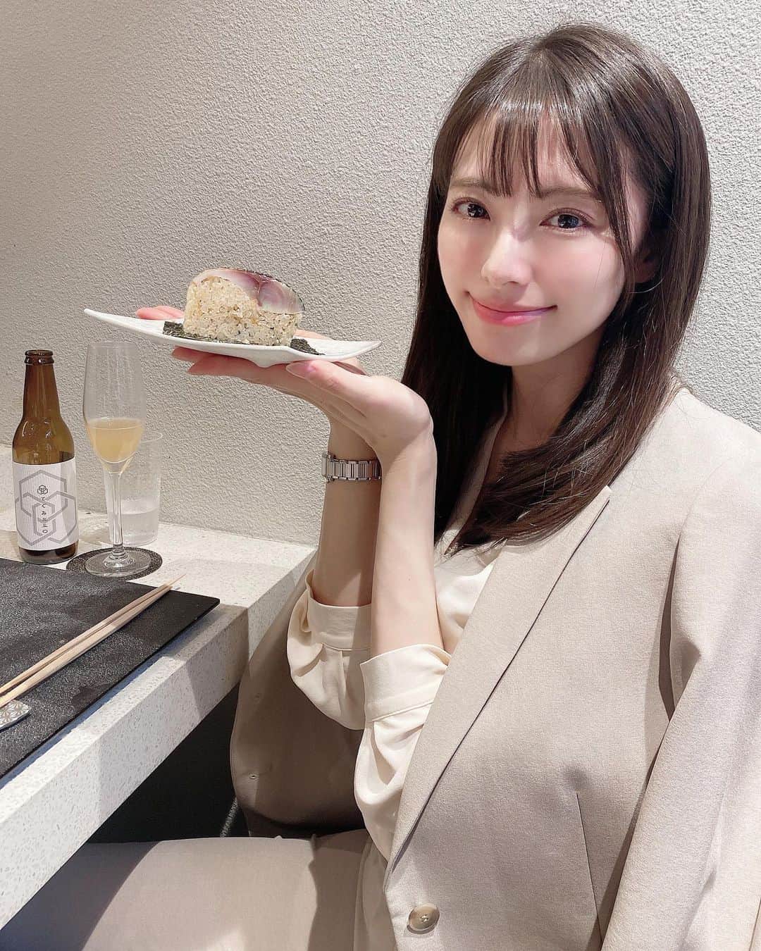 橘沙奈のインスタグラム：「* 神楽坂にある @kagurazaka_yasaka で 大好きなお鮨を食べてきました🍣✨  綺麗な店内でアットホームな雰囲気☺️ カウンターで大将が目の前でお鮨を握ってくれます🎶 お魚の産地を説明してくださって 接客もとっても丁寧だし、 写真で伝わると思うけど ひとつひとつのお鮨が繊細で綺麗😍  この日のコースの内容は、 生牡蠣  水だこ  弥栄特製ばくだん 鮪  鯵 鯖炙り鮨 桜マスの幽庵焼き 平目 つぶ貝  中トロ  子肌  トリ貝 シマアジ 金目鯛 雲丹 あら汁 巻物 信玄餅プリン 和三盆ブリュレ  最初のおつまみの生牡蠣から感動した🥺 どれも本当に美味しい✨ シャリの大きさも酢加減もちょうどよくて、 特に鯵美味し過ぎておかわりしたほど🐟  お酒も種類が多くて最初に飲んだ スパークリングワインも美味しかったし、 お鮨が美味し過ぎて日本酒も進んで 5合くらい飲みました🍶w  あら汁も魚の出汁が効いててほっとする味☺️ 最後のデザートも絶品でした🍨  ランチも営業してるみたい🍽 コースも色々あるみたいなので、 URL見てみてね(*´︶`*)ﾉ🍣 また絶対にお伺いしたい🤩  https://tabelog.com/tokyo/A1309/A130905/13267490/  * * * * * * * * * * * * * * * * * * * * * * *  #神楽坂鮨弥栄 #supported #神楽坂グルメ #神楽坂寿司 #神楽坂ディナー #飯田橋グルメ #飯田橋ディナー #飯田橋寿司 #鮨弥栄」