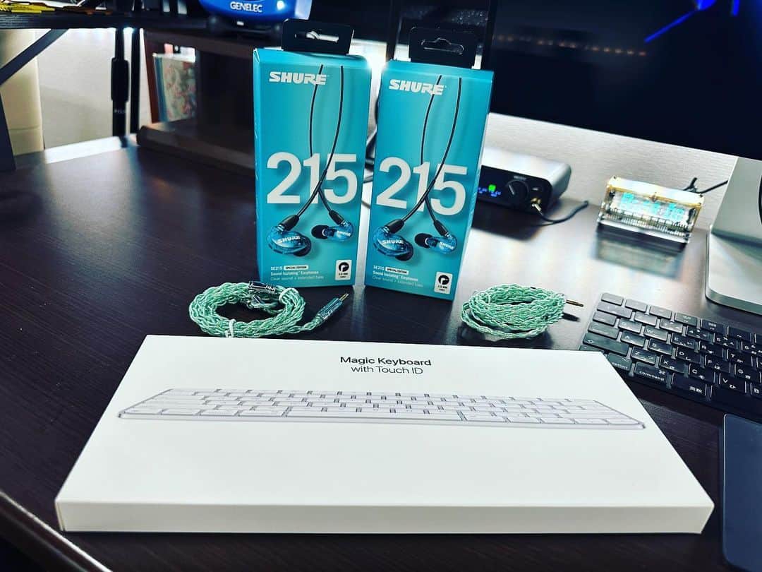 マサイのインスタグラム：「愛用してるモニターイヤホン増やした😁 リケーブルもする！  あとTouch IDつかえるMacのキーボードに更新！」