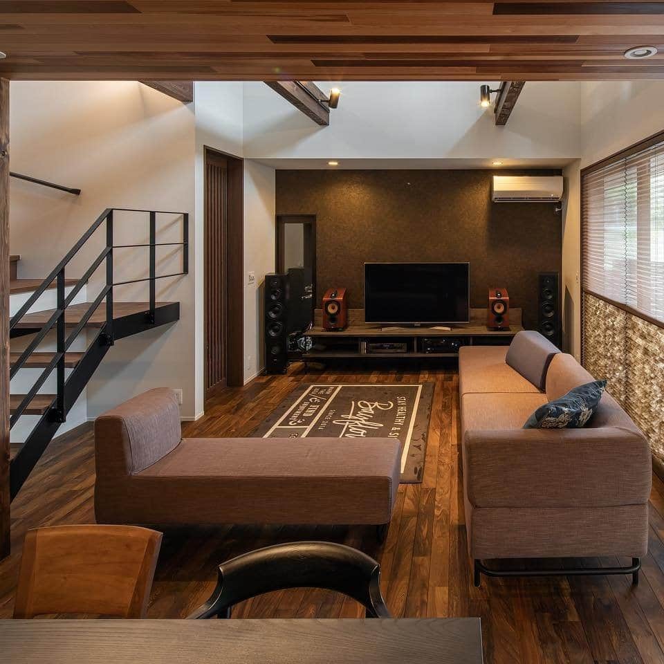 ルポハウス一級建築士事務所さんのインスタグラム写真 - (ルポハウス一級建築士事務所Instagram)「・ ・ ・ 化粧柱と梁が引き立つ、吹き抜けリビング。 ・ 格子戸、造作テレビボード、無垢床らの木の質感が、伸びやかな吹き抜け空間を引き締めます。 ・ ・ ・ 𓐌𓐌𓐌𓐌𓐌𓐌𓐌𓐌𓐌𓐌𓐌𓐌𓐌𓐌𓐌𓐌𓐌𓐌  ルポハウスの施工事例はこちらまで☞ @reposhouse  𓐌𓐌𓐌𓐌𓐌𓐌𓐌𓐌𓐌𓐌𓐌𓐌𓐌𓐌𓐌𓐌𓐌𓐌 #ルポハウス は#ちょっとかっこいい家 を"友人のために" という思いでつくっています。 一生に一度の#マイホーム。 「あなたにしかできない」×「ルポハウスだからできる」で、 私たちだけの#家づくり を思いっきり楽しんでみませんか？！ ・ ・ ・ #住宅 #注文住宅 #新築一戸建て #デザイナーズ住宅  #一級建築士事務所 #設計事務所 #滋賀県の設計事務所 #myhome #instahouse #design #instahome #myhouseidea #リビングインテリア #リビング #無垢床 #タガヤサン #鉄刀木 #化粧梁 #造作テレビボード #吹き抜けリビング」5月25日 21時00分 - reposhouse