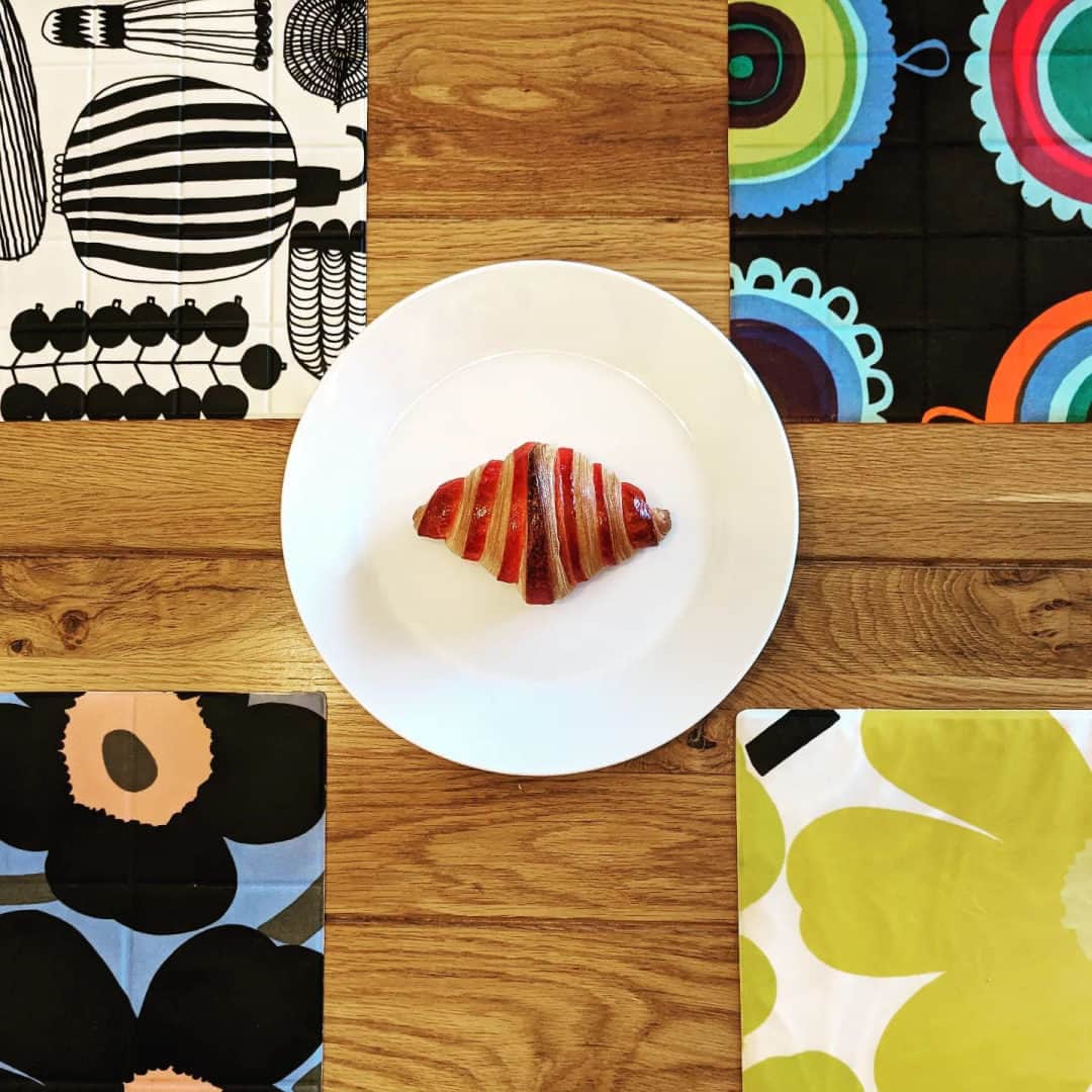 マリメッコのインスタグラム：「Raspberry croissants, ham & cheese tartines, summer fruits and warm cinnamon buns… You guys know how to live! What’s your Marimekko breakfast of choice? 👇  Share your gorgeous tablescapes with us by tagging @marimekko and #marimekko」