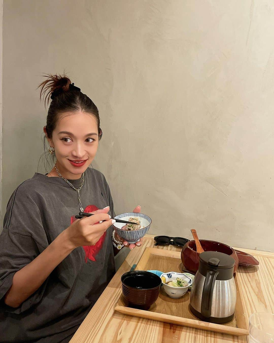 大森美知さんのインスタグラム写真 - (大森美知Instagram)「美味しくて友達の分も食べた 🪭🥢❤️💮💯🆘㊗️ お茶漬けの時ゴマダレかけてみて みちのオススメ沖縄グルメ！和食編  #おみちぐるめ #お米と肴の店米はる #沖縄グルメ #和食 #お茶漬け #丼もの #okinawa」5月25日 21時00分 - michi_oomori_official