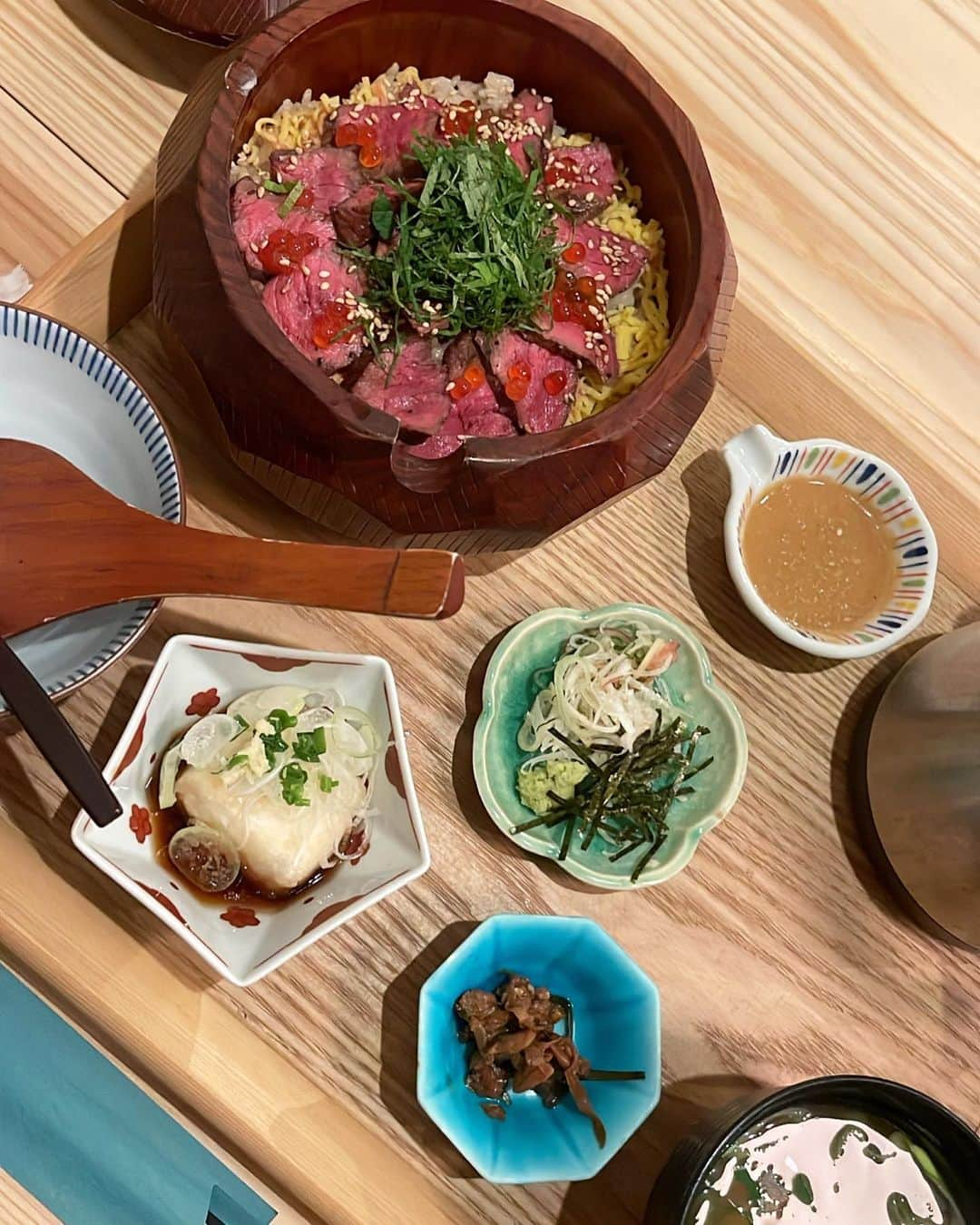 大森美知さんのインスタグラム写真 - (大森美知Instagram)「美味しくて友達の分も食べた 🪭🥢❤️💮💯🆘㊗️ お茶漬けの時ゴマダレかけてみて みちのオススメ沖縄グルメ！和食編  #おみちぐるめ #お米と肴の店米はる #沖縄グルメ #和食 #お茶漬け #丼もの #okinawa」5月25日 21時00分 - michi_oomori_official