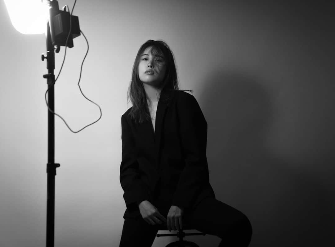 澤井玲未のインスタグラム：「格好良く撮っていただきました🖤 作品取り投稿続きます  📸: @kiyoshi.yamauchi  💄: @enishi_maki .  #testshoot #photography #model #hairmake #作品撮り #cruvamanagement」