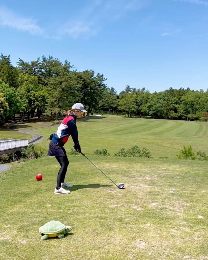 中田有美のインスタグラム：「仲良しメンバーでラウンドした 強風ゴルフの時のスイング動画⛳️  風強すぎて帽子被っとれんかった🤣  #三重カンツリークラブ  #ゴルフ女子 #東海ゴルファー #三重ゴルファー #三重ゴルフ女子 #ゴルフスイング動画」