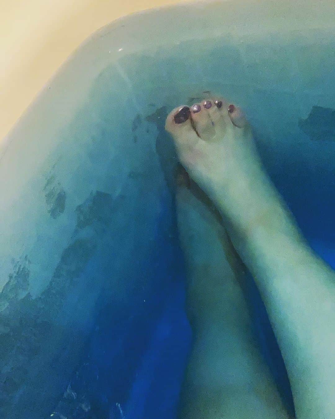 大谷雅恵のインスタグラム：「浮腫み過ぎよ。  6連勤中4日目が終わりました。  背中も痛いし、湯船に浸からないと回復出来ないねー🫨  ネイリストとして気を引き締めようと思った一日でした。  大谷雅恵  #短い作文」
