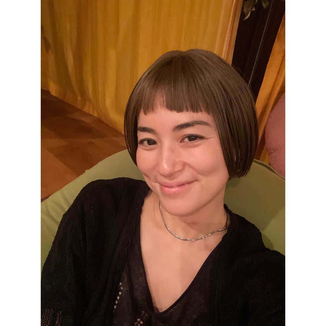 桃生亜希子のインスタグラム：「New Hair😆 　あり？なし？ 　 　ショートを伸ばす時，wigを楽しむという選択があってもよいかな？と買ってみたが。笑  　リアルな髪ぽくはないけど、たまには気分が変わって楽しいかも！  #wigを普段使いに　#人生なんでも楽しもう　#wig」
