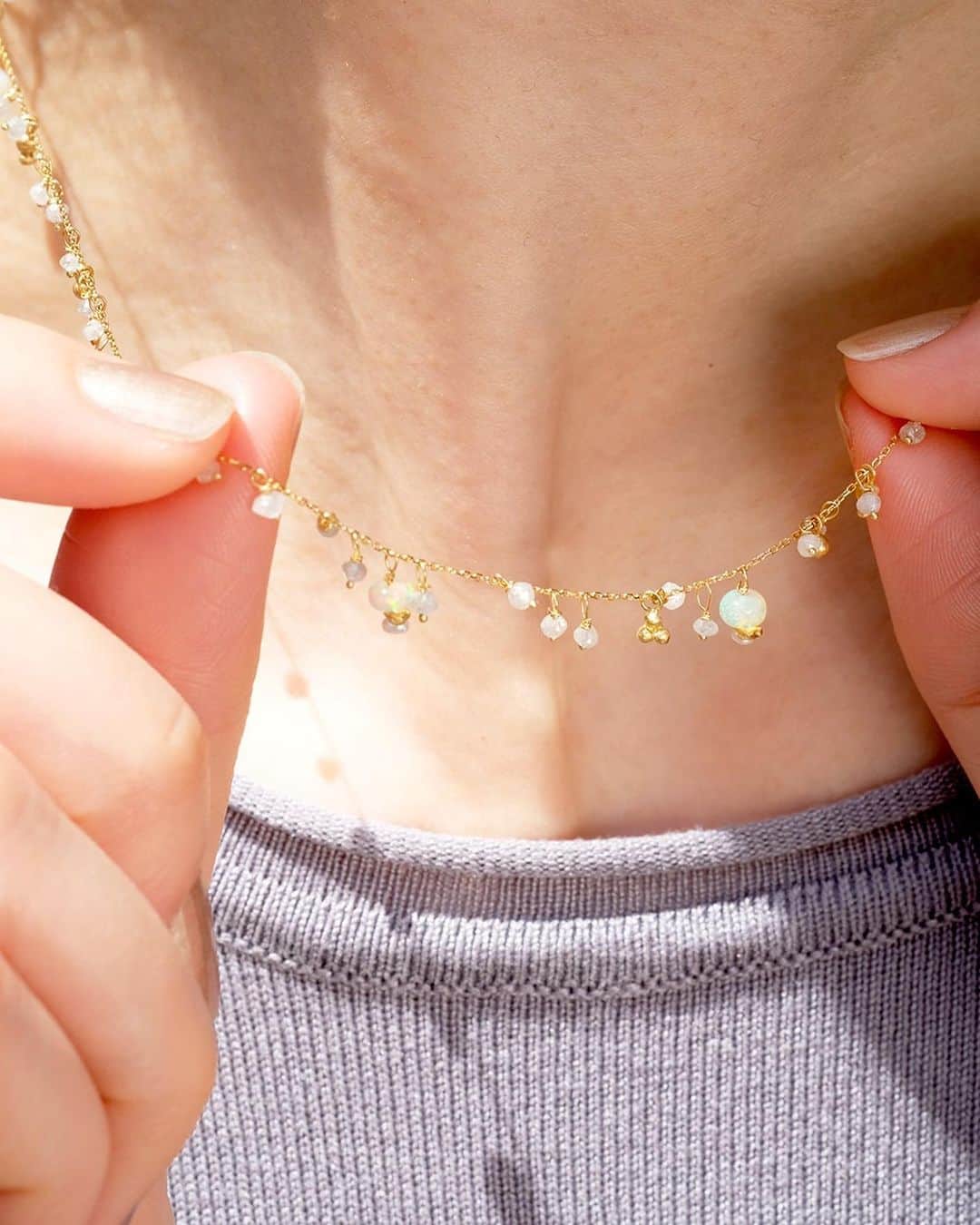 muskaさんのインスタグラム写真 - (muskaInstagram)「<üzüm> Opal & Diamond Necklace 繊細なチェーンに、惜しげもなくダイヤモンドやオパールを散りばめたネックレスは、光を受け上品に輝きを放ちます。  葡萄の果実を模した小さなゴールドパーツがチェーンの上を転がる、遊び心とエレガンスが共存するデザインです。  #muskajewelry #the6thnight #delicatenecklace #goldnecklace #diamondnecklace #ダイヤモンドネックレス #ロングネックレス #ネックレス #ゴールドネックレス」5月25日 21時15分 - muska_jewelry