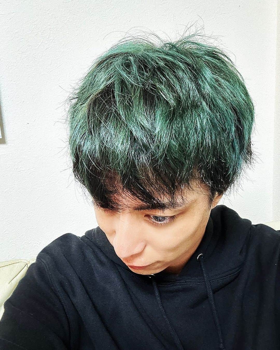 武田知大のインスタグラム：「最近はもっぱら連ドラ撮影中でございます 髪に草が生えました🎅🏼🎄」