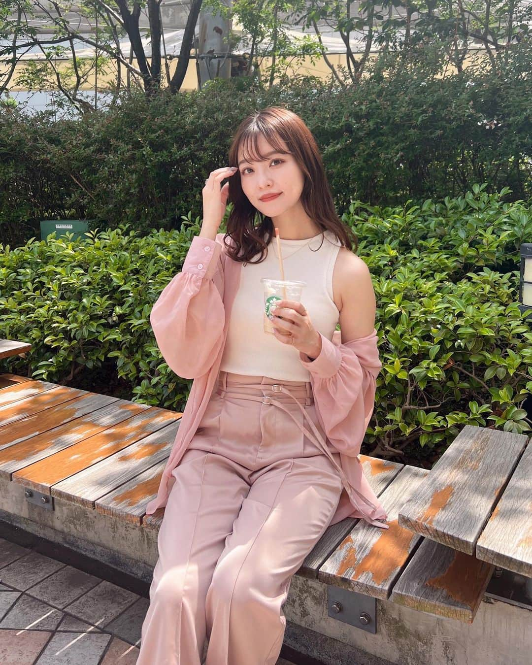 吉次玲奈さんのインスタグラム写真 - (吉次玲奈Instagram)「今日のコーデ♡  パンツはこれから発売の新作です☺️♡  #vannie_u #ヴァニーユー #ファッション  #コーデ #156cmコーデ #大人カジュアル #シンプルコーデ　#骨格ウェーブ　#プチプラコーデ　　#20代コーデ　#春コーデ　#ワンピース #ミディアムヘア #ミディアム 　#ゾゾタウン　#イエベ春　#ブルベ夏　#カジュアルコーデ　#骨格ウェーブコーデ  #プチプラ #ootd #春服コーデ #スラックス #サテンパンツ」5月25日 21時10分 - rena_yoshitsugu