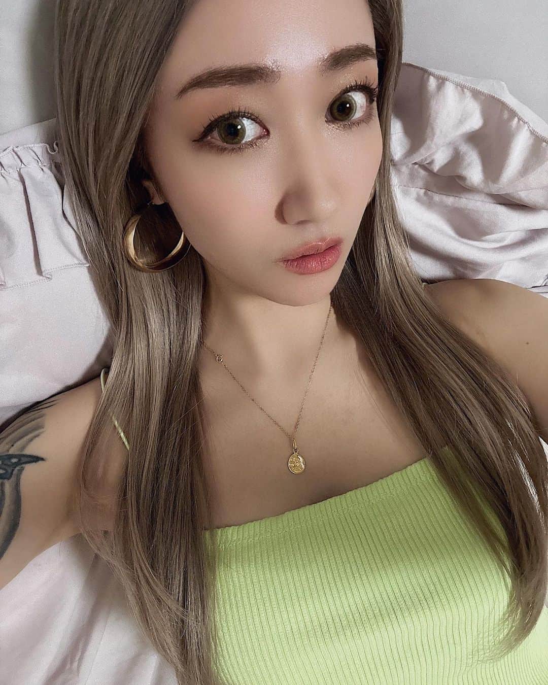 坂本美穂のインスタグラム：「17ガチ参戦、睡眠不足、食生活の乱れで お肌ボロボロ～になりかけちゃったから @shebelle_shinjuku さんへ駆け込み😔❤️ . お顔の悩みで行ったんだけど ボディーケアもしたくて急遽 背中の施術アンストレスをやってもらった✨ . 痒くて赤くてポツっと出来てしまった背中ニキビ。 施術後スーッと痒みと赤みが引いたのには 本当に驚きました😮👏🏽 . そして施術後のホームケアが1番大事になるから @christinajapan を購入☝🏽🩵 ●プリファイ＆バランストナー ● ザタークリーム クリスティーナ。本当に効果抜群。 . 施術で痒みと赤みを落ち着かせてもらって ホームケア頑張ってるから凄く調子がいいです🥰 @shebelle_shinjuku THANKS🤝🏽❤️ . #美容 #エステ #シーベル新宿 #アンストレス #ミルクピーリング #クリスティーナ #クリスティーナ化粧品」