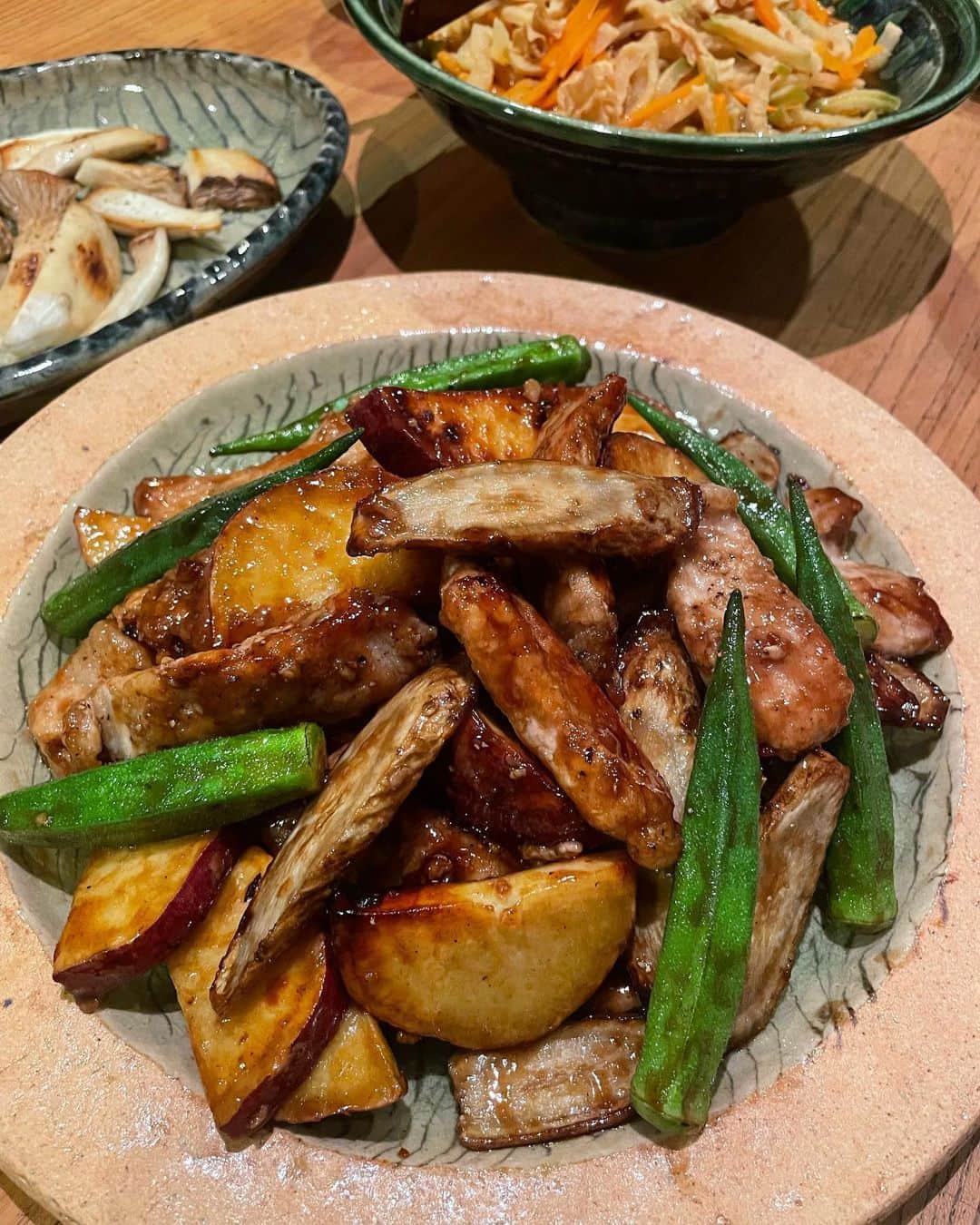 黄川田としえのインスタグラム：「\\豚肉と根菜の香酢炒め//  🌝さつまいも、ごぼうを揚げ焼き。（写真2） 野菜はなんでもOK  🌝豚ロース（とんかつ用）は塩胡椒して2センチ幅に切ってから片栗粉まぶしてカリッと焼く。（写真3）  🌝使用した合わせ調味料 香醋　大さじ3 アガベシロップ　大さじ3 水　大さじ3 醤油　小さじ1 片栗粉　小さじ1強  🌝フライパンを拭いて、合わせ調味料を入れて中火にかけ、とろみが出てきたら根菜と豚肉を戻す。オクラも入れて炒め合わせる。ごま油をちょろっとかける。 （写真4.5.6）  黒酢、米酢、穀物酢で代用の場合は味が変わりますのでご了承ください😌でもどんな酢でも美味しい。  私は中国の鎮江香醋（日本でも手に入りやすい黄色いラベルの）を使ってます。アミノ酸・クエン酸が豊富で香り豊か酸味柔らかで使いやすいです。  #tottogohan  #香醋炒め#アミノ酸 #クエン酸#疲労回復 #アンチエイジング #食物繊維たっぷり#おうちごはん #器#掛谷康樹」