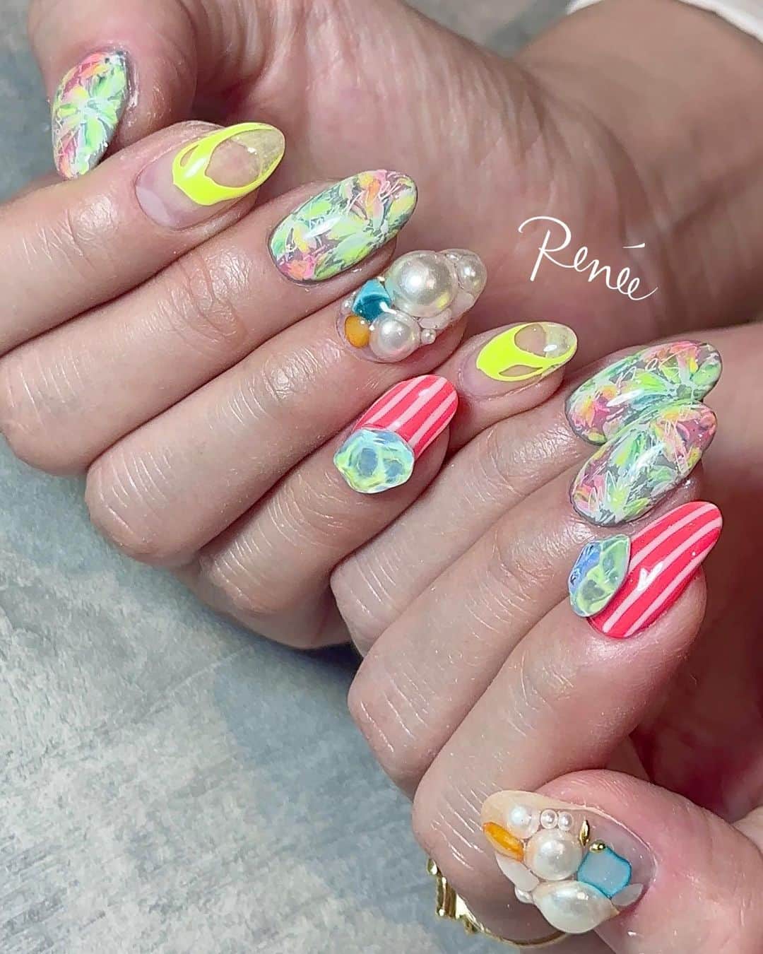 埜藤理恵のインスタグラム：「NEON Flower このデザイン最近お客様から人気すぎ♪ 3カラーどれが好み？♡  ネオンは明るい気持ちになるから 年中大好きなアイテム👼  @dnagel_spacenail から新しく発売された ネオンシリーズは 塗り心地が最高すぎてどハマり中♡ ネオンのジェルって顔料とかの絶妙な違いで メーカーによって 重たかったり塗り心地ねっちゃりとかあるけど Dnagelのネオンは めちゃくちゃベストなテクスチャ。 夏はネオンフレンチもお勧めしたい♡  Rie Nofujiプロデュース @tree01official エプロン 好評発売中  □ Renée professional brush シリーズ ＊オーバル ＊トップフレンチ ＊スマートフラット Renée web shop 全国ネイルディーラーにて発売中 プロフィールURLより飛べます  □ 店舗詳細 ⇩ 大阪府大阪市北区堂山町1-2 R&Eビル3階 am10:00〜pm20:00 JR大阪駅から徒歩7分 阪急梅田駅から徒歩7分 御堂筋梅田駅から徒歩7分  ご予約は サロンの公式LINEより受け付けております。 @rrieenee プロフィールURLより LINE飛べます。 LINEにて行き方動画も配信しておりますので ご参考くださいませ」