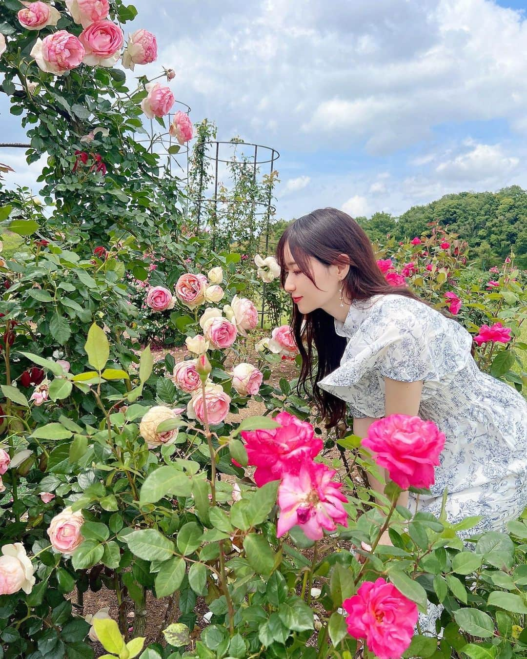 小越しほみさんのインスタグラム写真 - (小越しほみInstagram)「東京ドイツ村 @tokyo_german_village_official に母と行ってきたよ🇩🇪  今はポピーと薔薇が満開ですごーく綺麗だったー！🥀✨  ドイツっぽい建物とかご飯もあったり アトラクションも色々あって想像より盛り沢山に楽しめたよ☺️  せせらぎって子供が水遊びできるところもあったりして 甥っ子と姪っ子連れてきても楽しめそうだなと思った🫶🏻  デジタルデトックスしたかったから 広大な自然の中で気分転換できて行ってよかったー！  母も気分転換になったと喜んでくれました👼🏻🤍  . . . . . . . .  #Supported #東京ドイツ村 #遊園地コーデ #芝桜 #ネモフィラ #千葉県 #袖ケ浦 #花 #東京ドイツ村2023春supported #ドイツ村 #テーマパーク #遊園地 #観光 #旅行 #お花畑 #花畑 #絶景 #ドライブ #ポピー #薔薇 #ばら #バラ #夏コーデ #夏服 #夏服コーデ #袖ヶ浦観光 #袖ヶ浦観光スポット #千葉県観光 #千葉観光 #千葉観光スポット」5月25日 21時13分 - shihomi1129